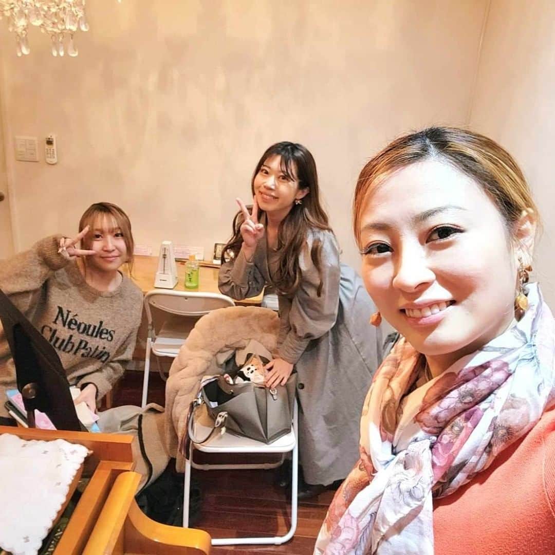 小野友葵子さんのインスタグラム写真 - (小野友葵子Instagram)「【BOCCIOLI勉強会】  私がプロデュースしている アーティストグループ BOCCIOLIメンバーとの勉強会。🌹  今回の参加者は、 🌹ソプラノ海上玲菜ちゃん 🌹ソプラノ織田彩耶子ちゃん  今回は、 朗読の練習、 日本歌曲、オペラアリアの研究を。  何よりも様々な表現の幅を広げるために、人の演奏を聴く、人に聴いてもらう、というのが大事だと思っているので、こういう形で不定期でやっています。✏  私は講師でも先生でもありません。 教えているわけでもありません。  それぞれが考え、試してみて、メンバーと見せ合うというところに重きを置いています。  お芝居にも音楽にも 正解はありませんから。  だから勉強会！ 私も一緒に勉強！💖  この場にいるだけで、 本当に勉強になるんです。🎶 なので、参加費も無料です。  BOCCIOLIメンバーみんながそれぞれの幅を広げ、それぞれの成長に繋がればいいなぁと思っています。💕  BOCCIOLIメンバーも募集中です。  ご興味がある方は、 こちらからご応募くださいませ。🎶  🎼詳細🎼 https://ameblo.jp/onoyukiko/entry-12800609513.html  ｡.｡:+* ﾟ ゜ﾟ *+:｡.｡:+* ﾟ ゜ﾟ *+:｡.｡ 📻2023/11/18（土） 動画配信型ラジオレギュラー冠番組 『小野友葵子のBella Serata‼』 第1、第3土曜日 21：00～21：50生放送中 https://ameblo.jp/onoyukiko/entry-12827545902.html  🎵2023/12/12（火）15:00 酵素クレープ専門店クレープアリサ東京  💿小野友葵子コラボ参加CD発売中！ https://ameblo.jp/onoyukiko/entry-12800332342.html  🎼小野友葵子プロデュース若手オペラ歌手グループ『I  BOCCIOLI』メンバー募集中！ https://ameblo.jp/onoyukiko/entry-12800609513.html ｡.｡:+* ﾟ ゜ﾟ *+:｡.｡:+* ﾟ ゜ﾟ *+:｡.｡ 🌹HP https://www.onoyukiko.com/ 🌹ブログ http://ameblo.jp/onoyukiko 🌹Instagram（yukikoonosoprano） https://www.instagram.com/yukikoonosoprano/ 🌹Twitter https://twitter.com/yukiko_ono 🌹YouTube（YukikoOno小野友葵子） https://www.youtube.com/user/VitaRoseaYukikoOno 🌹小野友葵子のコンサートってどんな感じ？ https://youtu.be/bWges5LlLnw ｡.｡:+* ﾟ ゜ﾟ *+:｡.｡:+* ﾟ ゜ﾟ *+:｡.｡  #小野友葵子プロデュース #BOCCIOLI #IBOCCIOLI #ボッチョーリ #勉強会 #表現力を磨く #朗読 #海上玲菜 #織田彩耶子 #メンバー募集中 #ソプラノ歌手 #オペラ歌手 #オペラ #錦戸部屋女将 #バラ好き #パンダ好き #ミラノ #イタリア #ラジオパーソナリティー #プロデューサー #若手アーティスト支援 #デビュー15周年」11月15日 13時58分 - yukikoonosoprano