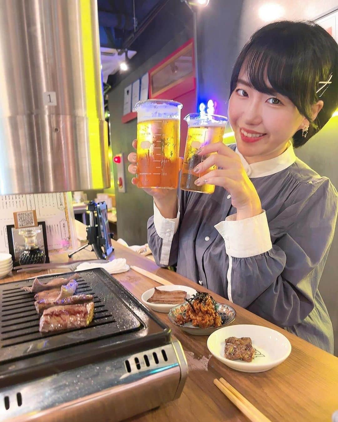 蒼井まやさんのインスタグラム写真 - (蒼井まやInstagram)「. 今日はどこへ行こうか 今日はどこで飲もうか  ハピネスを求めて到着したのは…そう！恵比寿！ おしゃれタウン恵比寿さん。 わたしみたいな隠キャには眩しい街でござる。  今日はモビリティショーお疲れ！ってことで 仲良しのコンパニオンちゃんと新しくできた焼肉屋さんへ🫶  《ニュートミー》 @ebisuyakiniku_newtommy   今日はコースでっ！ 飲み放題もついてるハピネスコース👼  ◆中州コース（7,000円） ・茹でタンスープ ・旬野菜生ナムルサラダ ・今日の逸品おつまみ ・エロタンタン ・エロハラミ ・今日の内臓肉 ・季節の焼野菜 ・神戸中山さんキムチ ・炊き立て銀シャリ ・生ラムだっちゃ ・今日の鶏盛  はい、まずは焼肉といえば！ビールっしょ！ かんぱーい♡ なんとグラスがビーカーなの😍 なにそれかわいすぎるううう！！！  お料理は、お皿が伊万里焼でかわいい♡ もうこの時点でこだわりを感じて美味しいの確定した！  🟠茹でタンスープ やわ、、らかっ、、！！！ 初っ端にこれが出てくるの感動。。 スープもおいしすぎる🥺  🟠旬野菜生ナムルサラダ 焼肉屋さんでサラダは外せないよね✌️ ベジファースト✌️（もう茹でタン食べたやん）  🔵ビールは大きいサイズをオカワリ… 普通サイズと並べると大きくてウケる🤣笑  🟠エロタンタン、エロハラミ どのへんがエロいのかはよく分からないけど 綺麗すぎるお肉♡ レモンやエシャロットのタレで食べるの！  🟠今日の内臓肉 ミノとシマチョウ！ 辛く煮込まれました…なんこれウマすぎ…  いやほんっと…なに…お酒に合いすぎる！ 今日一番美味しかったのこれです🏆  🔵そしてこのへんでマッコリを…♪ 氷が入ったグラスになみなみマッコリ！ こりゃーたまらんっ！がぶがぶがぶ飲みっ  🟠季節の焼野菜 もうすでに仕込みがされているので 表面無ければ食べられるという甘やかされ方♡ お野菜好きあまり好んで食べないけど美味しかった♡  🟠 神戸中山さんキムチ、炊き立て銀シャリ 中山さーん！ありがとうございます！ キムチめちゃくちゃ美味しい… わたしは焼肉屋のキムチにめちゃくちゃうるさいんだけど （何故ならわたしが働いていた焼肉屋さんは自家製で本格的で 個人的にも買うくらい美味しかったからこだわり強いマン） 中山さんのキムチはめちゃくちゃ美味しかった… それを炊き立てほかほかごはんにオンしてたべゆ… うますぎんだろ…  🔵ここで生カシスサワーなるオシャレドリンクを… なんとなんと、カシスのソルベのようなものが乗っている😍 なーんだこりゃかわいすぎる女子ウケ抜群やん！  🟠生ラムだっちゃ 生ラムってみんな食べたことある？ もう別格なんよね本当、美味しすぎた。 都内で生ラム取り扱ってるところ少なすぎるから 普通にこれだけで結構感動🥺  🟠本日の鶏盛 鶏さんを焼いて海苔で巻いて磯部焼き風に💕 お酒に合いすぎるやーつ！ 最高すぎた…これ単品であったら絶対頼むマン…  ふぅ…満腹ぷくぷく… かなりかなりボリューミーで満足すぎるコースでした！ お酒も飲み放題でしこたま飲みましたよ♡ それでこのお値段はお得すぎるのでは？  また行きたいお店リスト確定ですっ◎  #PR #ebisuyakiniku_newtommy #yakiniku #焼肉 #恵比寿 #恵比寿焼肉」11月15日 14時02分 - mayayan_dayo