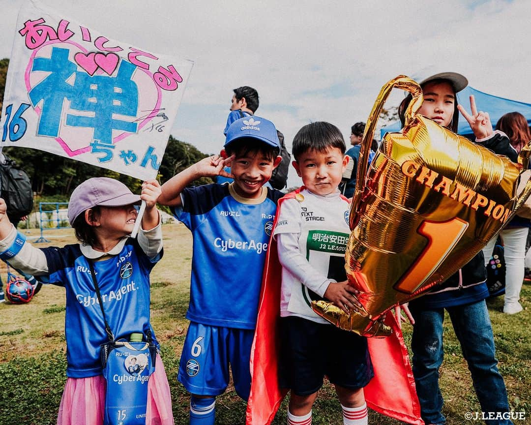 Ｊリーグさんのインスタグラム写真 - (ＪリーグInstagram)「今日は #七五三 👘✨  今回はキッズサポーターをピックアップ📸 いつもご来場ありがとうございます❣️ そして七五三を迎える皆さん、おめでとうございます🎉  #アビスパ福岡 #清水エスパルス #FC町田ゼルビア #ザスパクサツ群馬 #藤枝MYFC #ジェフユナイテッド千葉 #ファジアーノ岡山 #ツエーゲン金沢 #大宮アルディージャ #栃木SC  #Jリーグ #jleague #サッカー #soccer #football #J30」11月15日 14時21分 - jleaguejp