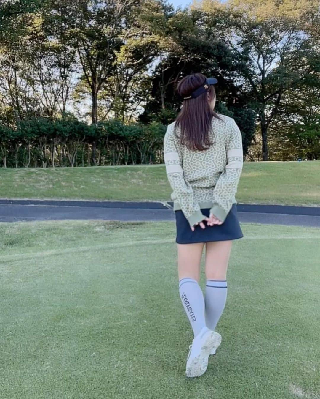 mikaさんのインスタグラム写真 - (mikaInstagram)「♥︎︎∗︎*  秋ウエア🍂  やっと涼しくなって長袖着れる気温になった♡  @yonex_jp のニット 大好きなカーキにメガネモチーフ👓  今年もメンズでゆったりめに着るのが好きー🥰  #ゴルフ #golf #ゴルフ女子 #golfgirl #골프여자 #女子ゴルフ #ゴルフ好き #高尔夫 #골프 #golfgirl #골프여자 #ゴルフウエア #ゴルフコーデ #インスタゴルフ女子 #ゴルフ男子 #ヨネックス #ヨネックスゴルフ」11月15日 14時15分 - _mika.___