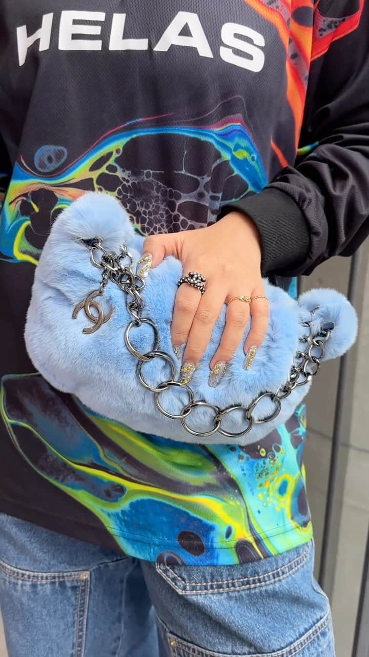 Vintage Brand Boutique AMOREのインスタグラム：「Vintage Lapin Fur Handbag in Ice Blue❄️  Product code : 110313  #chanelbag #chanellover #chanelclassic #chanelhandbag #chanellove」