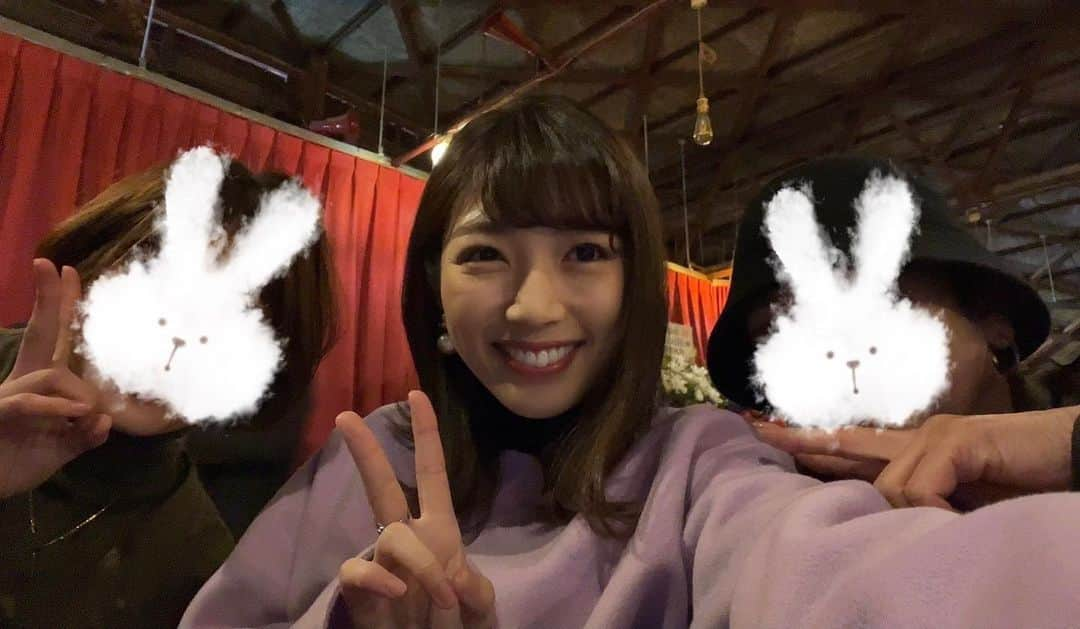 HBC北海道放送アナウンス部のインスタグラム：「森田絹子です！ メイクのMさんとUさんと一緒に、亜樹さんのコンサートに行ってきました〜🎹✨  アキさんの歌声…とてつもなく響きました。 ピアノの鳥居はゆきさんの演奏も素敵でした。  舞台で輝くお2人、かっこよかったー！😆  #よき休日」