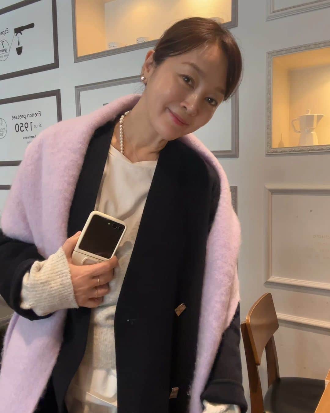 イ・スンヨンのインスタグラム：「온도조절용 옷차림 ㅋㅋ 와~~슈띵 캐시미어 에 라벤더 머플러 바로 여사님되는데요??ㅋㅋㅋ  소품으로 다른 연출하셔서  몇벌의효과를 누려보시길요   그나저나 헉헉 캐시미어 더워요  거기에 머플러까지~~!!  지금 마고샵으로 구경가셔요~~!!!  👉👉👉슈퍼띵스와 마고샵의 콜라보   그 혜택을 공구중에만 누려보셔요~💜💜💜  #미팅중짬내기 #오늘도즐겁게👍👍👍」