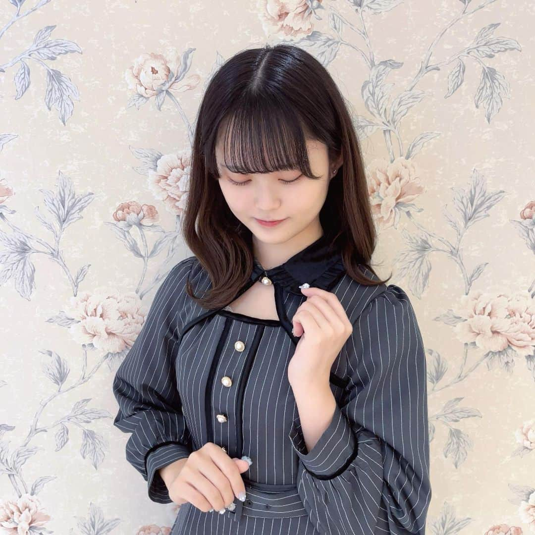 evelyn.coordinateさんのインスタグラム写真 - (evelyn.coordinateInstagram)「🦓♡ ･.｡*  🖤New arrival🖤  #ベロアエリロンパース price:¥10,800(taxin) color:ck/stripe  高級感のあるベロア生地を使用した襟がポイント🥂 ‪ᐝ さり気ない肌見せで大人可愛く着ていただけます⸜❤︎⸝‍ ベルトでウエストの細見え効果も抜群です✊🏻 ̖́-‬  是非店頭にてご覧下さいませ😌🤍  #evelyn #エブリン #ガーリーコーデ #甘めスタイル#甘めコーデ #清楚コーデ #可愛い  #girly #feminine #パステル #girl #evelynコーデ #フェミニンコーデ #新作」11月15日 14時29分 - evelyn.coordinate