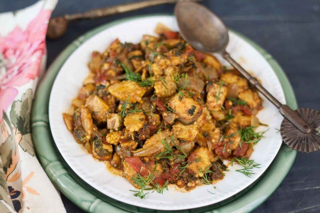 Archana's Kitchenのインスタグラム：「Give this spicy Kadai Baby Corn Paneer Recipe a try which is made with a medley of Baby corn and paneer along with the everyday masala. You can also pack this in your Lunch Box with some phulkas!  Ingredients 200 grams Baby corn, sliced 200 grams Paneer, diced 1 Onion, chopped 1 inch Ginger, finely chopped 3 cloves Garlic, finely chopped 2 Tomatoes, chopped 1/2 teaspoon Turmeric powder 1 teaspoon Garam masala powder 1/2 teaspoon Cardamom Powder 1/2 teaspoon Kashmiri Red Chilli Powder 1 teaspoon Ghee, for garnish 1 teaspoon Kasuri Methi 1 teaspoon Oil  👉To begin making the Kadai Baby Corn Paneer Recipe, heat oil in a heavy-bottomed pan. Once the oil is slightly hot, add ginger and garlic. Let it cook for about 30 seconds. 👉After 30 seconds, add in the onions and saute till they become soft and translucent. This will take about a minute or two. 👉As soon as the onion becomes translucent, add the baby corn and stir fry till the baby corn becomes tender. 👉Then slowly add in the tomato along with turmeric powder, cardamom powder, red chilli powder and saute well for about 10 minutes. 👉After 10 minutes, add the paneer, and kasuri methi to the Baby Corn Stir Fry. Stir and combine everything well check for seasoning like salt and switch off the heat. It is ready to be served. 👉Serve the Kadai Baby Corn Paneer Recipe along with Dal Bukhara, Phulka, Aromatic Vegetable Pulao and Burani Raita to make a complete meal.」