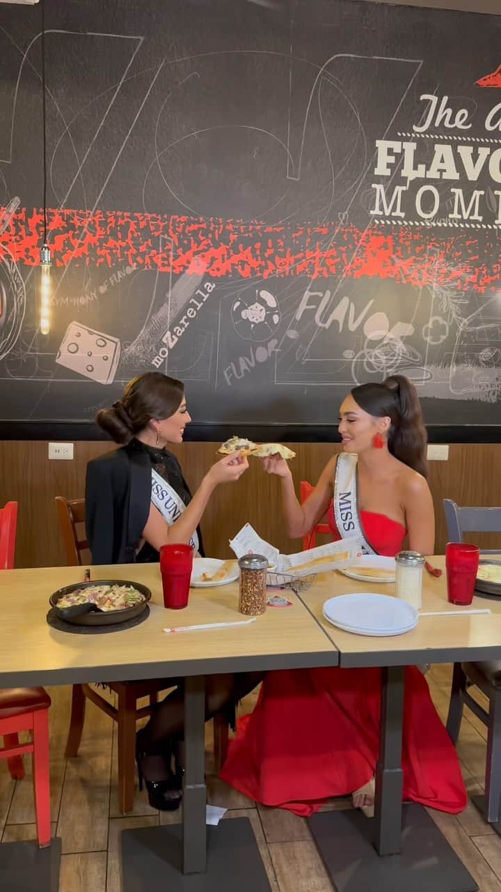 イリス・ミトゥネールのインスタグラム：「Pizza Night 🍕  Miss Universe @rbonneynola and Miss Universe El Salvador 2023 @isabella.garciamanzo enjoyed a girl’s night out with a real meal at @pizzahutsv. R’Bonney and Isabella met the staff, cooked their own pizzas, and of course, ate pizza! 🥳  Stay tuned for more content with @pizzahutsv coming up 👀  #ad #72ndMissUniverse #MissUniverse」
