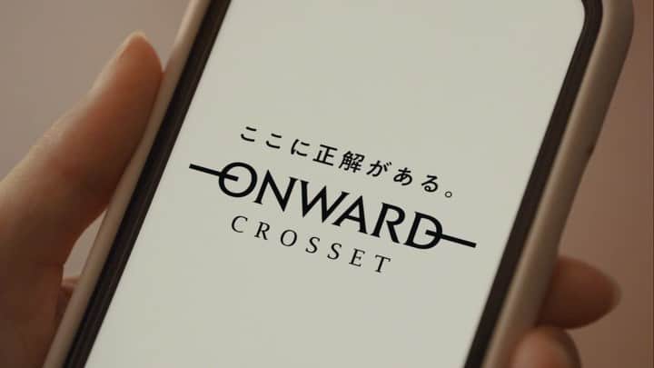 朝見心のインスタグラム：「(∵) 【出演情報】WEBCM オンワードクローゼット 「主婦篇」に出演しております！  自分も子どもが産まれ 『ちょうど良い服装って難しいな…』 と、まさに痛感しているところ…  そんな時は是非 オンワードクローゼット https://crosset.onward.co.jp/ を覗いてみてね！  衣装違い(3パターン)も必見です♫ #ONWARDCROSSET」