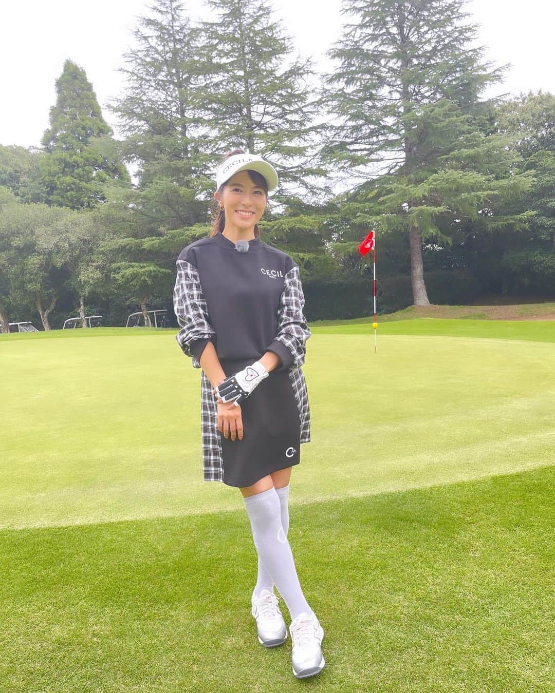 神戸蘭子さんのインスタグラム写真 - (神戸蘭子Instagram)「テレ東「アップグレードゴルフ」にて。 ドライバーを教えて頂きました😁 すごく変われました♪  久々にコースに行った頃には忘れてしまい笑  先日の放送で、復習できました！ フィッティングの結果も分かり、新しいドライバー買います☺️  次回の放送は、苦手なパターをアップグレード。  やっぱりゴルフは楽しいですね☺︎  先週、我が家の朝顔は最後の開花になりました。 急に冷えてきましたね😣  #ゴルフ女子  #ゴルフウェア　#ママゴルファー  #ママライフ　#朝顔観察」11月15日 17時00分 - ranran0414