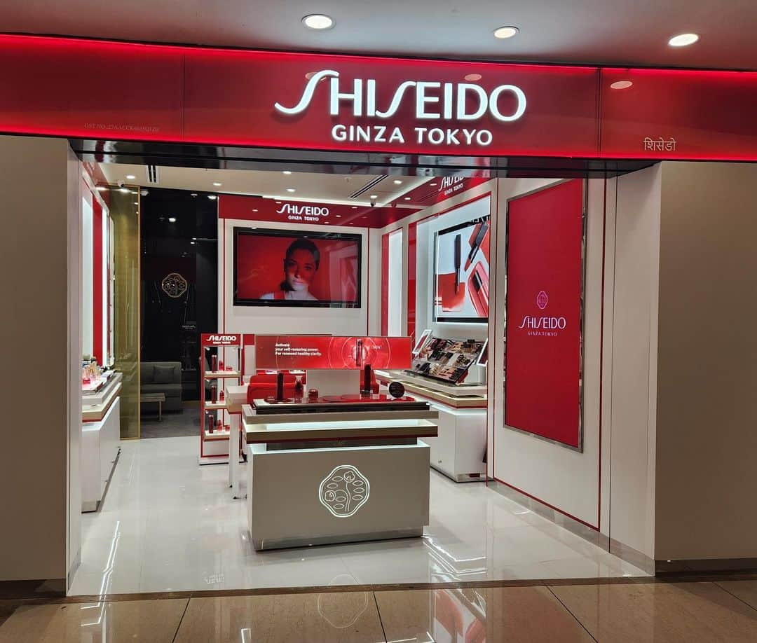 資生堂 Shiseido Group Shiseido Group Official Instagramさんのインスタグラム写真 - (資生堂 Shiseido Group Shiseido Group Official InstagramInstagram)「SHISEIDO is delighted to announce the grand opening of its first standalone boutique store in India.  Located at @inorbitmallmalad , Malad, Mumbai, this new store represents a significant milestone in SHISEIDO's journey in India.  It is designed to offer an immersive and luxurious shopping experience where customers can explore our extensive range of skincare, makeup, and fragrance products, all crafted with precision and expertise honed over Shiseido Group's 150 years of heritage.  The store was inaugurated by @tamannaahspeaks , the first-ever brand ambassador in India for brand SHISEIDO Skincare range.  SHISEIDO はインド初の独立ブティックを グランドオープンしました。  ムンバイのマラドにある @inorbitmallmalad にオープンする新店舗は、SHISEIDO のインドにおける歩みの中で重要なマイルストーンを刻みます。 ラグジュアリーなショッピング体験を提供し、 スキンケア、メイクアップ、フレグランスなど、 資生堂の150年の伝統に培われたノウハウと精密さで作られた幅広いラインナップをご覧いただけます。   同店のオープニングセレモニーには、SHISEIDOスキンケアシリーズのインド初のブランドアンバサダーである女優の @tamannaahspeaks さんが駆けつけました。   #shiseidoskincare #inorbitmall #malad #newstore #資生堂」11月15日 14時35分 - shiseido_corp