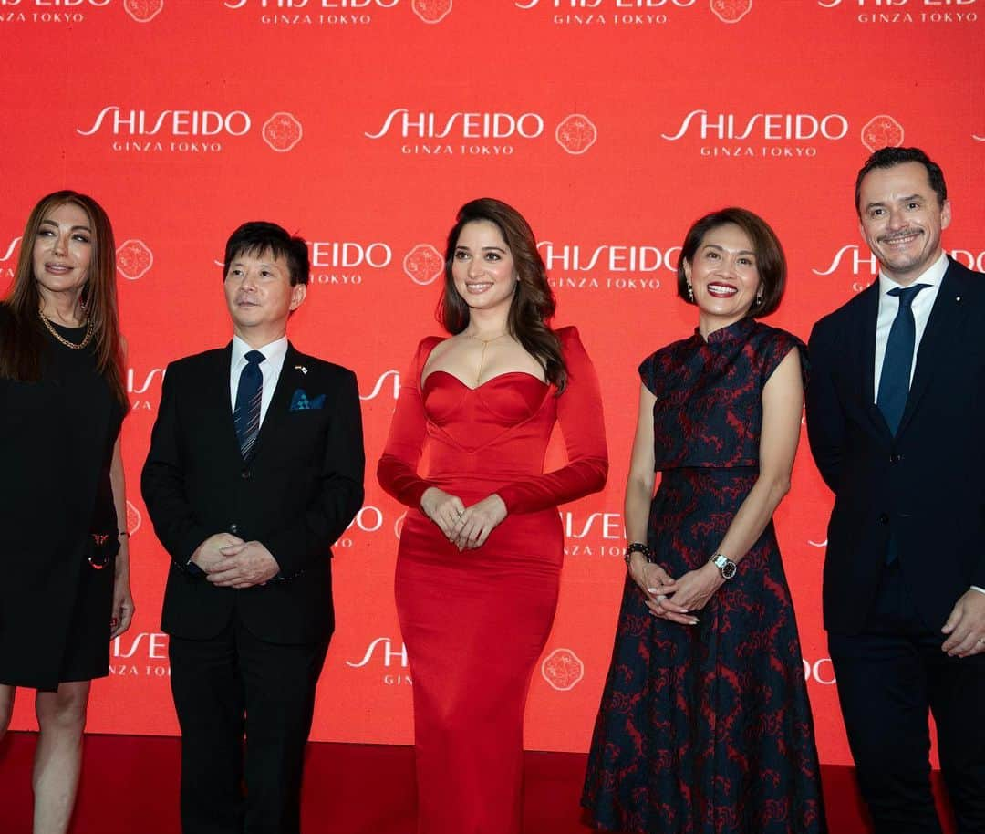 資生堂 Shiseido Group Shiseido Group Official Instagramさんのインスタグラム写真 - (資生堂 Shiseido Group Shiseido Group Official InstagramInstagram)「SHISEIDO is delighted to announce the grand opening of its first standalone boutique store in India.  Located at @inorbitmallmalad , Malad, Mumbai, this new store represents a significant milestone in SHISEIDO's journey in India.  It is designed to offer an immersive and luxurious shopping experience where customers can explore our extensive range of skincare, makeup, and fragrance products, all crafted with precision and expertise honed over Shiseido Group's 150 years of heritage.  The store was inaugurated by @tamannaahspeaks , the first-ever brand ambassador in India for brand SHISEIDO Skincare range.  SHISEIDO はインド初の独立ブティックを グランドオープンしました。  ムンバイのマラドにある @inorbitmallmalad にオープンする新店舗は、SHISEIDO のインドにおける歩みの中で重要なマイルストーンを刻みます。 ラグジュアリーなショッピング体験を提供し、 スキンケア、メイクアップ、フレグランスなど、 資生堂の150年の伝統に培われたノウハウと精密さで作られた幅広いラインナップをご覧いただけます。   同店のオープニングセレモニーには、SHISEIDOスキンケアシリーズのインド初のブランドアンバサダーである女優の @tamannaahspeaks さんが駆けつけました。   #shiseidoskincare #inorbitmall #malad #newstore #資生堂」11月15日 14時35分 - shiseido_corp