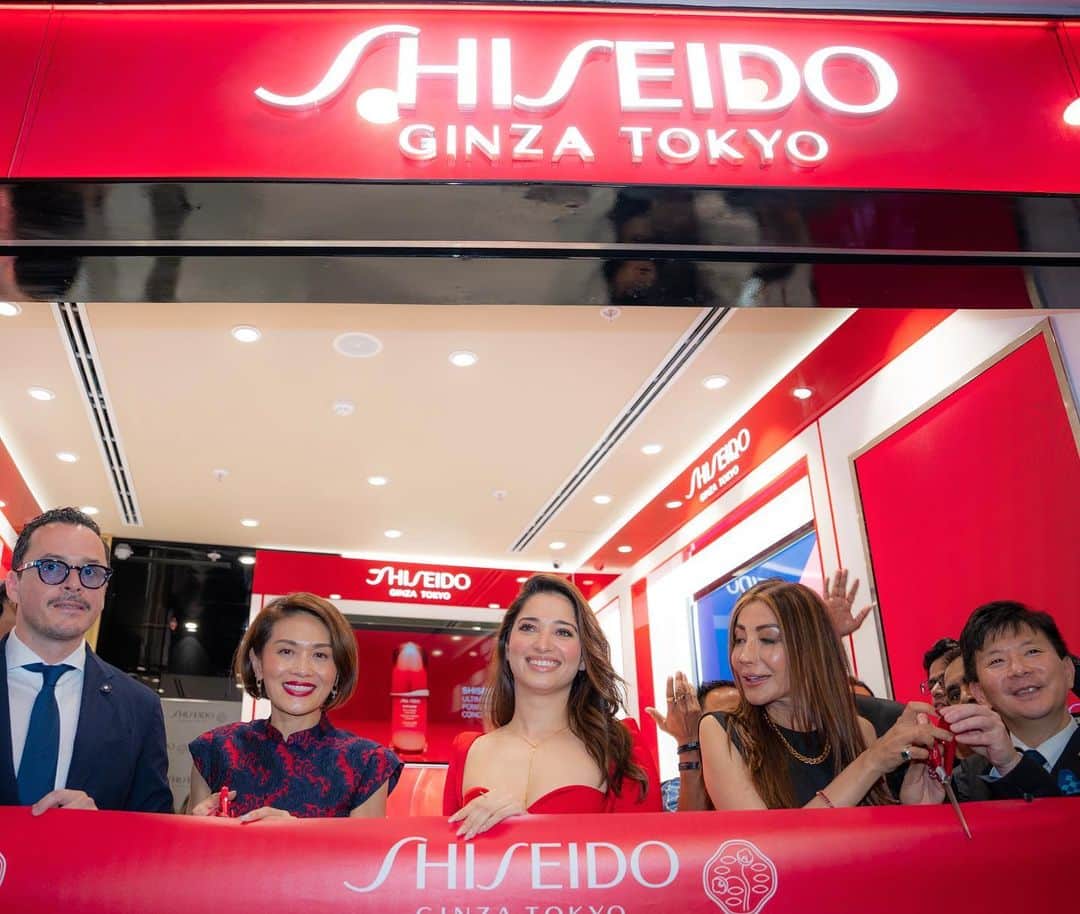 資生堂 Shiseido Group Shiseido Group Official Instagramのインスタグラム：「SHISEIDO is delighted to announce the grand opening of its first standalone boutique store in India.  Located at @inorbitmallmalad , Malad, Mumbai, this new store represents a significant milestone in SHISEIDO's journey in India.  It is designed to offer an immersive and luxurious shopping experience where customers can explore our extensive range of skincare, makeup, and fragrance products, all crafted with precision and expertise honed over Shiseido Group's 150 years of heritage.  The store was inaugurated by @tamannaahspeaks , the first-ever brand ambassador in India for brand SHISEIDO Skincare range.  SHISEIDO はインド初の独立ブティックを グランドオープンしました。  ムンバイのマラドにある @inorbitmallmalad にオープンする新店舗は、SHISEIDO のインドにおける歩みの中で重要なマイルストーンを刻みます。 ラグジュアリーなショッピング体験を提供し、 スキンケア、メイクアップ、フレグランスなど、 資生堂の150年の伝統に培われたノウハウと精密さで作られた幅広いラインナップをご覧いただけます。   同店のオープニングセレモニーには、SHISEIDOスキンケアシリーズのインド初のブランドアンバサダーである女優の @tamannaahspeaks さんが駆けつけました。   #shiseidoskincare #inorbitmall #malad #newstore #資生堂」