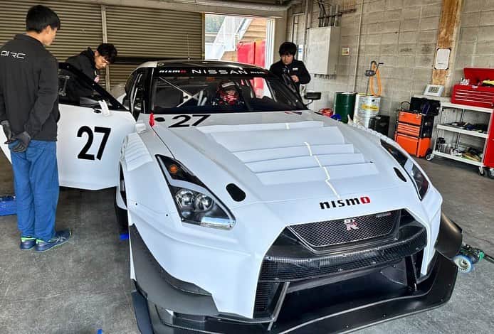 のインスタグラム：「今日は、GTR GT3を買われたオーナーのマシンをシェイクダウン👍 久々にGTR GT3、楽しかった。 このマシンは、色々と思い出が‼️ マカオ参戦、鈴鹿10h、ニュル24時間と、沢山の海外レースに。 VLNの予選2位や、鈴鹿10hは、海外ワークス勢と戦えて楽しかったです。 また、海外レースに挑戦したい。  とりあえず、オーナーの方も、良い感じに乗られていて、良かったです。」