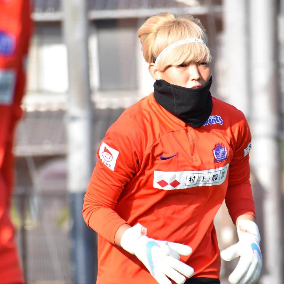 島袋奈美恵のインスタグラム：「. GK training⚽️  #サンフレッチェ広島レジーナ  #木稲瑠那 選手 #福元美穂 選手 #藤田七海 選手 #巻胡花 選手  🗓11月18日（土） ⚽️14:00キックオフ 🆚 AC長野パルセイロ・レディース 🏟 長野Uスタジアム  🗓11月23日（木・祝） 🟣広島県信用組合DAY🟣 ⚽️14:00キックオフ 🆚ちふれASエルフェン埼玉 🏟広島広域公園第一球技場  #共闘」