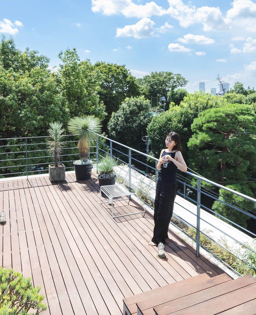 金子渚のインスタグラム：「自宅の取材をしていただきました🏡 夏の日の緑がきれいな晴れた日でした🌳 @lifelabel_official 是非ご覧ください🌳」