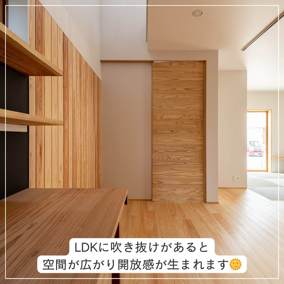 木だて家さんのインスタグラム写真 - (木だて家Instagram)「【小さく建てて大きく暮らす】  ▶︎畳コーナー合わせると22帖のLDK  ▶︎LDKに吹き抜けがあると空間が広がり開放感が生まれます☀️  ▶︎ 1階は和室には押入、キッチンの背面にはパントリーとして造作の棚🍞  ▶︎洗面スペースには2つ並びの洗面台で朝のラッシュ時に便利🪥  ▶︎2階には3部屋あり、各部屋に収納、主寝室にはウォークインクローゼットがあり収納面も充実💡  【主な外部仕様】  屋根：ガルバリウム鋼板たてひら葺き  外壁：ガルバリウム鋼板六ツ山角波張り　そとん壁（高千穂シラス）  軒天：ケイカル板AEP塗装  サッシ：エピソードシリーズ（YKKAP）  玄関ドア：ヴェナートD30（YKKAP）  玄関土間：豆砂利洗い出し仕上  主な内部仕上  床：１階：桧フローリング　2階：杉赤フローリング  室内建具：木だて家オリジナル造作建具（福井県産スギ）  造作家具：洗面カウンター（天板：モールテックス仕上）、キッチン収納、収納可動棚などなど（すべて福井県産スギ）  階段：ヒメコマツ  ※フラット35S　特に優良な住宅基準(金利Aプラン）省エネルギー性適合住宅 . DATE . 1階：58.79㎡(17.78坪)  2階：34.78㎡(10.52坪)  延床：93.57㎡(28.30坪)  敷地：167.30㎡(50.60坪)  この投稿が良いなと思ったらコメント欄の❤️で教えてね！  ━━━━━━━━━━━━━━━  住宅事例をもっと見る @kidateya  ━━━━━━━━━━━━━━━    “自然素材で暮らしをデザイン”    木だて家の家づくりとは   ＼福井県産の杉で、自社で製材を行っております／  木だて家では、住まいを支える梁、桁等の構造材などを、  福井県産の杉で、自社で製材を行っております。  福井で住むには福井で育った木を使い、同じ環境で育ったものどうし「人」 も「木」も自然なモノです。  長く使い込めば深い味わいがでてきます。  . ＼家族の構成や生活スタイルに沿った家づくり／  住まいづくりの基本は「家族」  家族の顔が見える、家族が集う場所を第一に考えた住まいづくりを実現します。 こどもさんの成長、家族構成の変化も考えて、可変性のあるプランづくりを心掛けています。  . ＼環境にやさしい、人にやさしい家づくり／  限りある資源の「木」を大切にしたい、人に優しい環境を作りたいという思いで 家づくりを行っております。  「木」や「自然素材」には、湿気の調整や空気の浄化といった機能が自然に備わっています。  機械的な設備の使用を出来る限り抑えて、自然の恩恵を十分に活かした住まいづくりを 目指しています。  . ＼五感で味わえる住まいづくり／  「足触り」、「手触り」、「香り」、「やわらかな陽射し」、「風が吹き抜ける」 というような“感覚的に気持ち良い”を大切にしています。   . そのほかにも、  ◆家事や子育てもこなす女性設計士が在籍  ◆土地探しからサポートします！  ◆トータル予算を大切に資金計画もしっかり行います！  ◆リフォーム、リノベーションもお任せください  ◆建てた後のオーナー様との関りも大切にしています    暮らしていく程に愛着が湧く家を。    #木だて家  #福井県  #越前市  #福井工務店  #福井新築  #福井注文住宅  #福井自然素材の家  #福井自然素材の家づくり  #福井自然素材住宅  #福井木の家  #木の家専門店  #木の家づくり  #施工事例  #自由設計  #木の家暮らし  #暮らしやすい家  #暮らしやすい家づくり  #設計士とつくる家  #設計士と直接話せる家づくり  #建築士  #デザイン設計  #建築士とつくる家  #和モダン  #造作家具のある暮らし  #ガーデンデザイン  #エクステリアデザイン  #ジェンダーフリーデザイン  #パッシブデザイン設計  #高性能の木造住宅」11月15日 14時41分 - kidateya