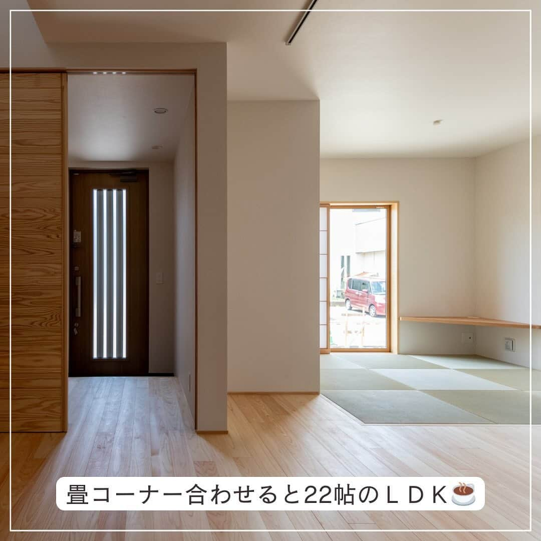 木だて家さんのインスタグラム写真 - (木だて家Instagram)「【小さく建てて大きく暮らす】  ▶︎畳コーナー合わせると22帖のLDK  ▶︎LDKに吹き抜けがあると空間が広がり開放感が生まれます☀️  ▶︎ 1階は和室には押入、キッチンの背面にはパントリーとして造作の棚🍞  ▶︎洗面スペースには2つ並びの洗面台で朝のラッシュ時に便利🪥  ▶︎2階には3部屋あり、各部屋に収納、主寝室にはウォークインクローゼットがあり収納面も充実💡  【主な外部仕様】  屋根：ガルバリウム鋼板たてひら葺き  外壁：ガルバリウム鋼板六ツ山角波張り　そとん壁（高千穂シラス）  軒天：ケイカル板AEP塗装  サッシ：エピソードシリーズ（YKKAP）  玄関ドア：ヴェナートD30（YKKAP）  玄関土間：豆砂利洗い出し仕上  主な内部仕上  床：１階：桧フローリング　2階：杉赤フローリング  室内建具：木だて家オリジナル造作建具（福井県産スギ）  造作家具：洗面カウンター（天板：モールテックス仕上）、キッチン収納、収納可動棚などなど（すべて福井県産スギ）  階段：ヒメコマツ  ※フラット35S　特に優良な住宅基準(金利Aプラン）省エネルギー性適合住宅 . DATE . 1階：58.79㎡(17.78坪)  2階：34.78㎡(10.52坪)  延床：93.57㎡(28.30坪)  敷地：167.30㎡(50.60坪)  この投稿が良いなと思ったらコメント欄の❤️で教えてね！  ━━━━━━━━━━━━━━━  住宅事例をもっと見る @kidateya  ━━━━━━━━━━━━━━━    “自然素材で暮らしをデザイン”    木だて家の家づくりとは   ＼福井県産の杉で、自社で製材を行っております／  木だて家では、住まいを支える梁、桁等の構造材などを、  福井県産の杉で、自社で製材を行っております。  福井で住むには福井で育った木を使い、同じ環境で育ったものどうし「人」 も「木」も自然なモノです。  長く使い込めば深い味わいがでてきます。  . ＼家族の構成や生活スタイルに沿った家づくり／  住まいづくりの基本は「家族」  家族の顔が見える、家族が集う場所を第一に考えた住まいづくりを実現します。 こどもさんの成長、家族構成の変化も考えて、可変性のあるプランづくりを心掛けています。  . ＼環境にやさしい、人にやさしい家づくり／  限りある資源の「木」を大切にしたい、人に優しい環境を作りたいという思いで 家づくりを行っております。  「木」や「自然素材」には、湿気の調整や空気の浄化といった機能が自然に備わっています。  機械的な設備の使用を出来る限り抑えて、自然の恩恵を十分に活かした住まいづくりを 目指しています。  . ＼五感で味わえる住まいづくり／  「足触り」、「手触り」、「香り」、「やわらかな陽射し」、「風が吹き抜ける」 というような“感覚的に気持ち良い”を大切にしています。   . そのほかにも、  ◆家事や子育てもこなす女性設計士が在籍  ◆土地探しからサポートします！  ◆トータル予算を大切に資金計画もしっかり行います！  ◆リフォーム、リノベーションもお任せください  ◆建てた後のオーナー様との関りも大切にしています    暮らしていく程に愛着が湧く家を。    #木だて家  #福井県  #越前市  #福井工務店  #福井新築  #福井注文住宅  #福井自然素材の家  #福井自然素材の家づくり  #福井自然素材住宅  #福井木の家  #木の家専門店  #木の家づくり  #施工事例  #自由設計  #木の家暮らし  #暮らしやすい家  #暮らしやすい家づくり  #設計士とつくる家  #設計士と直接話せる家づくり  #建築士  #デザイン設計  #建築士とつくる家  #和モダン  #造作家具のある暮らし  #ガーデンデザイン  #エクステリアデザイン  #ジェンダーフリーデザイン  #パッシブデザイン設計  #高性能の木造住宅」11月15日 14時41分 - kidateya