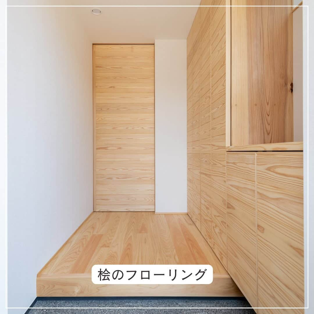 木だて家さんのインスタグラム写真 - (木だて家Instagram)「【小さく建てて大きく暮らす】  ▶︎畳コーナー合わせると22帖のLDK  ▶︎LDKに吹き抜けがあると空間が広がり開放感が生まれます☀️  ▶︎ 1階は和室には押入、キッチンの背面にはパントリーとして造作の棚🍞  ▶︎洗面スペースには2つ並びの洗面台で朝のラッシュ時に便利🪥  ▶︎2階には3部屋あり、各部屋に収納、主寝室にはウォークインクローゼットがあり収納面も充実💡  【主な外部仕様】  屋根：ガルバリウム鋼板たてひら葺き  外壁：ガルバリウム鋼板六ツ山角波張り　そとん壁（高千穂シラス）  軒天：ケイカル板AEP塗装  サッシ：エピソードシリーズ（YKKAP）  玄関ドア：ヴェナートD30（YKKAP）  玄関土間：豆砂利洗い出し仕上  主な内部仕上  床：１階：桧フローリング　2階：杉赤フローリング  室内建具：木だて家オリジナル造作建具（福井県産スギ）  造作家具：洗面カウンター（天板：モールテックス仕上）、キッチン収納、収納可動棚などなど（すべて福井県産スギ）  階段：ヒメコマツ  ※フラット35S　特に優良な住宅基準(金利Aプラン）省エネルギー性適合住宅 . DATE . 1階：58.79㎡(17.78坪)  2階：34.78㎡(10.52坪)  延床：93.57㎡(28.30坪)  敷地：167.30㎡(50.60坪)  この投稿が良いなと思ったらコメント欄の❤️で教えてね！  ━━━━━━━━━━━━━━━  住宅事例をもっと見る @kidateya  ━━━━━━━━━━━━━━━    “自然素材で暮らしをデザイン”    木だて家の家づくりとは   ＼福井県産の杉で、自社で製材を行っております／  木だて家では、住まいを支える梁、桁等の構造材などを、  福井県産の杉で、自社で製材を行っております。  福井で住むには福井で育った木を使い、同じ環境で育ったものどうし「人」 も「木」も自然なモノです。  長く使い込めば深い味わいがでてきます。  . ＼家族の構成や生活スタイルに沿った家づくり／  住まいづくりの基本は「家族」  家族の顔が見える、家族が集う場所を第一に考えた住まいづくりを実現します。 こどもさんの成長、家族構成の変化も考えて、可変性のあるプランづくりを心掛けています。  . ＼環境にやさしい、人にやさしい家づくり／  限りある資源の「木」を大切にしたい、人に優しい環境を作りたいという思いで 家づくりを行っております。  「木」や「自然素材」には、湿気の調整や空気の浄化といった機能が自然に備わっています。  機械的な設備の使用を出来る限り抑えて、自然の恩恵を十分に活かした住まいづくりを 目指しています。  . ＼五感で味わえる住まいづくり／  「足触り」、「手触り」、「香り」、「やわらかな陽射し」、「風が吹き抜ける」 というような“感覚的に気持ち良い”を大切にしています。   . そのほかにも、  ◆家事や子育てもこなす女性設計士が在籍  ◆土地探しからサポートします！  ◆トータル予算を大切に資金計画もしっかり行います！  ◆リフォーム、リノベーションもお任せください  ◆建てた後のオーナー様との関りも大切にしています    暮らしていく程に愛着が湧く家を。    #木だて家  #福井県  #越前市  #福井工務店  #福井新築  #福井注文住宅  #福井自然素材の家  #福井自然素材の家づくり  #福井自然素材住宅  #福井木の家  #木の家専門店  #木の家づくり  #施工事例  #自由設計  #木の家暮らし  #暮らしやすい家  #暮らしやすい家づくり  #設計士とつくる家  #設計士と直接話せる家づくり  #建築士  #デザイン設計  #建築士とつくる家  #和モダン  #造作家具のある暮らし  #ガーデンデザイン  #エクステリアデザイン  #ジェンダーフリーデザイン  #パッシブデザイン設計  #高性能の木造住宅」11月15日 14時41分 - kidateya