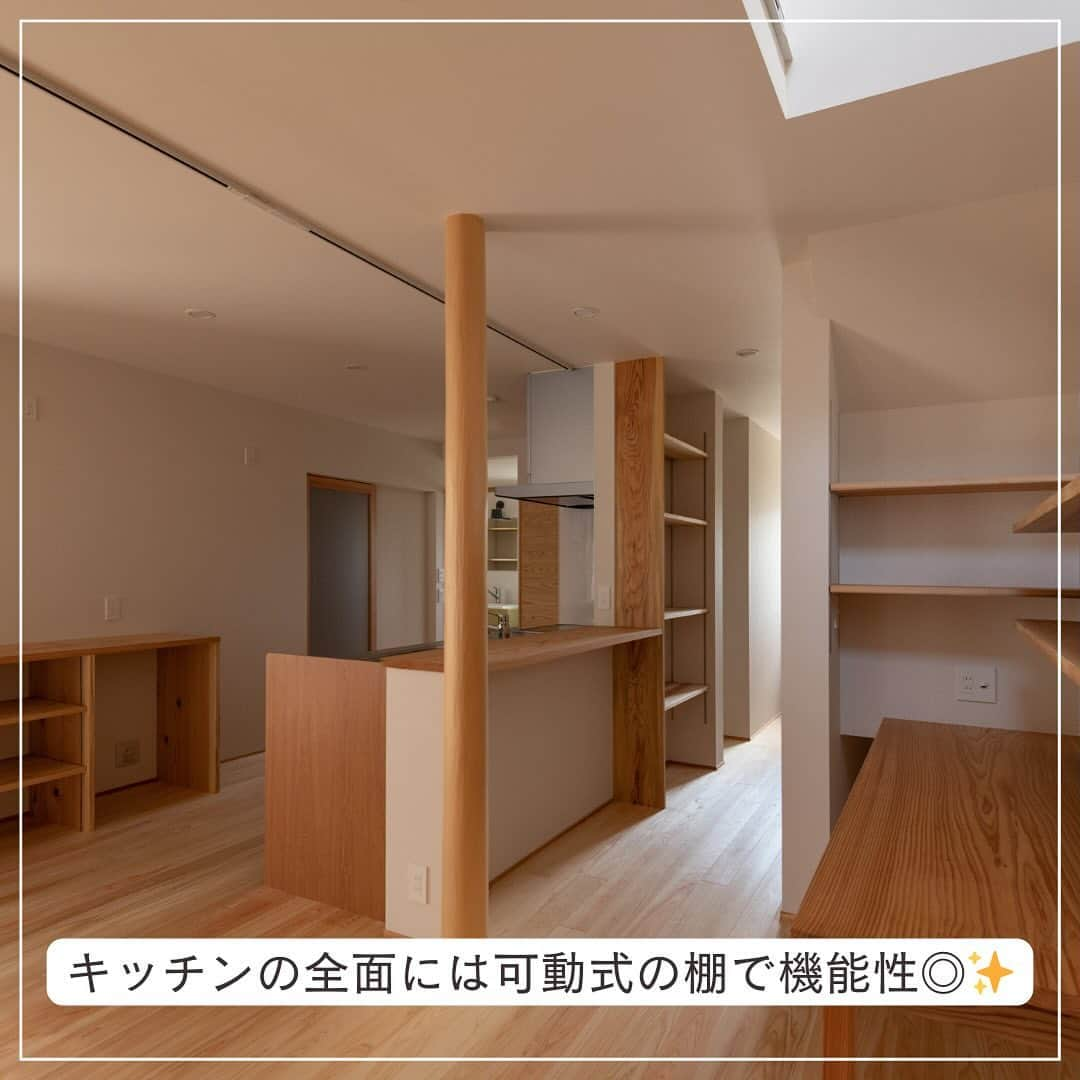 木だて家さんのインスタグラム写真 - (木だて家Instagram)「【小さく建てて大きく暮らす】  ▶︎畳コーナー合わせると22帖のLDK  ▶︎LDKに吹き抜けがあると空間が広がり開放感が生まれます☀️  ▶︎ 1階は和室には押入、キッチンの背面にはパントリーとして造作の棚🍞  ▶︎洗面スペースには2つ並びの洗面台で朝のラッシュ時に便利🪥  ▶︎2階には3部屋あり、各部屋に収納、主寝室にはウォークインクローゼットがあり収納面も充実💡  【主な外部仕様】  屋根：ガルバリウム鋼板たてひら葺き  外壁：ガルバリウム鋼板六ツ山角波張り　そとん壁（高千穂シラス）  軒天：ケイカル板AEP塗装  サッシ：エピソードシリーズ（YKKAP）  玄関ドア：ヴェナートD30（YKKAP）  玄関土間：豆砂利洗い出し仕上  主な内部仕上  床：１階：桧フローリング　2階：杉赤フローリング  室内建具：木だて家オリジナル造作建具（福井県産スギ）  造作家具：洗面カウンター（天板：モールテックス仕上）、キッチン収納、収納可動棚などなど（すべて福井県産スギ）  階段：ヒメコマツ  ※フラット35S　特に優良な住宅基準(金利Aプラン）省エネルギー性適合住宅 . DATE . 1階：58.79㎡(17.78坪)  2階：34.78㎡(10.52坪)  延床：93.57㎡(28.30坪)  敷地：167.30㎡(50.60坪)  この投稿が良いなと思ったらコメント欄の❤️で教えてね！  ━━━━━━━━━━━━━━━  住宅事例をもっと見る @kidateya  ━━━━━━━━━━━━━━━    “自然素材で暮らしをデザイン”    木だて家の家づくりとは   ＼福井県産の杉で、自社で製材を行っております／  木だて家では、住まいを支える梁、桁等の構造材などを、  福井県産の杉で、自社で製材を行っております。  福井で住むには福井で育った木を使い、同じ環境で育ったものどうし「人」 も「木」も自然なモノです。  長く使い込めば深い味わいがでてきます。  . ＼家族の構成や生活スタイルに沿った家づくり／  住まいづくりの基本は「家族」  家族の顔が見える、家族が集う場所を第一に考えた住まいづくりを実現します。 こどもさんの成長、家族構成の変化も考えて、可変性のあるプランづくりを心掛けています。  . ＼環境にやさしい、人にやさしい家づくり／  限りある資源の「木」を大切にしたい、人に優しい環境を作りたいという思いで 家づくりを行っております。  「木」や「自然素材」には、湿気の調整や空気の浄化といった機能が自然に備わっています。  機械的な設備の使用を出来る限り抑えて、自然の恩恵を十分に活かした住まいづくりを 目指しています。  . ＼五感で味わえる住まいづくり／  「足触り」、「手触り」、「香り」、「やわらかな陽射し」、「風が吹き抜ける」 というような“感覚的に気持ち良い”を大切にしています。   . そのほかにも、  ◆家事や子育てもこなす女性設計士が在籍  ◆土地探しからサポートします！  ◆トータル予算を大切に資金計画もしっかり行います！  ◆リフォーム、リノベーションもお任せください  ◆建てた後のオーナー様との関りも大切にしています    暮らしていく程に愛着が湧く家を。    #木だて家  #福井県  #越前市  #福井工務店  #福井新築  #福井注文住宅  #福井自然素材の家  #福井自然素材の家づくり  #福井自然素材住宅  #福井木の家  #木の家専門店  #木の家づくり  #施工事例  #自由設計  #木の家暮らし  #暮らしやすい家  #暮らしやすい家づくり  #設計士とつくる家  #設計士と直接話せる家づくり  #建築士  #デザイン設計  #建築士とつくる家  #和モダン  #造作家具のある暮らし  #ガーデンデザイン  #エクステリアデザイン  #ジェンダーフリーデザイン  #パッシブデザイン設計  #高性能の木造住宅」11月15日 14時41分 - kidateya