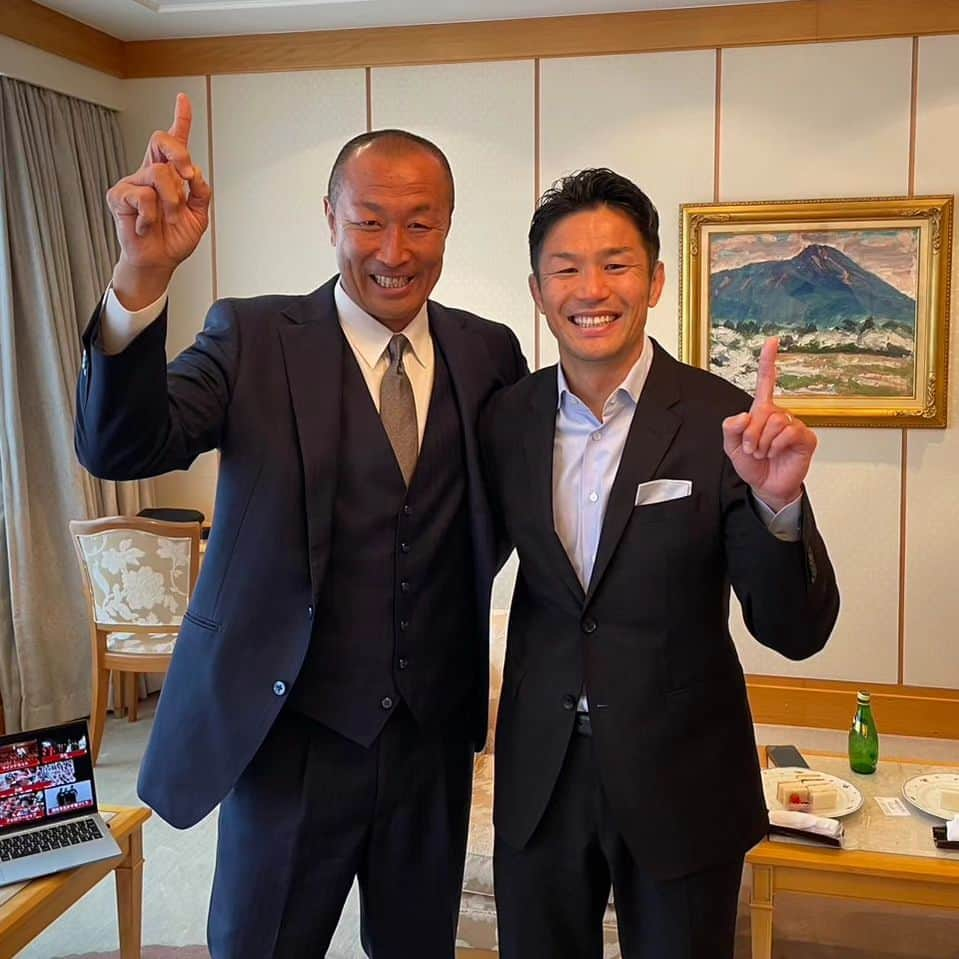 伊藤剛臣さんのインスタグラム写真 - (伊藤剛臣Instagram)「・ 本日、弊社の懇親会に  #廣瀬俊朗 さんに来て頂きました😄 素晴らしいお話をありがとうございました‼️  #伊藤剛臣 #法政二高ラグビー部 #法政大学ラグビー部 #神戸製鋼コベルコスティーラーズ #釜石シーウェイブス #タイセイハウジーレッズ #弘前サクラオーバルズ #ラグビー日本代表  #ラグビーワールドカップ2023 #ラグビーワールドカップ #ラグビー  #ホリプロ #rugby  #rugbyunion  #rugbyworldcup #rugbyworldcup2023 #goldwin #カンタベリー #カンタベリーアンバサダー #リトモラティーノ #ナンバー8 #braveblossoms #タイセイハウジー #ノーサイドゲーム」11月15日 14時43分 - ito_takeomi0411_official