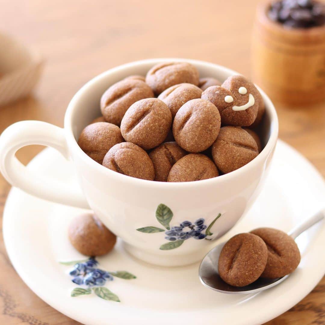 HidaMari Cookingさんのインスタグラム写真 - (HidaMari CookingInstagram)「coffee roll cake&coffee beans cookies☕️  コーヒーロールとコーヒー豆クッキー🍪  #homemade #easy #recipe #tutorial #baking #foodstyling #foodporn #food #coffeetime #cookies  #おうちカフェ #お菓子作り #手作りケーキ #ケーキ作り好きな人と繋がりたい #手作りお菓子 #コーヒー #cake #sweets #homecafe #homemakecake #instacake #instafood #cakestagram #cakelover #foodie #hidamaricooking」11月15日 14時43分 - hidamaricooking