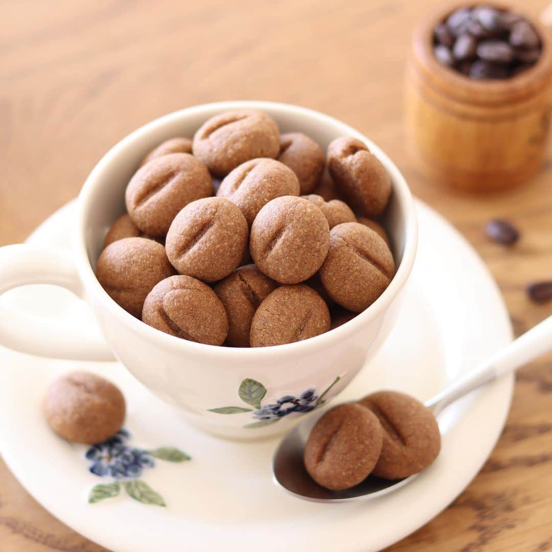 HidaMari Cookingさんのインスタグラム写真 - (HidaMari CookingInstagram)「coffee roll cake&coffee beans cookies☕️  コーヒーロールとコーヒー豆クッキー🍪  #homemade #easy #recipe #tutorial #baking #foodstyling #foodporn #food #coffeetime #cookies  #おうちカフェ #お菓子作り #手作りケーキ #ケーキ作り好きな人と繋がりたい #手作りお菓子 #コーヒー #cake #sweets #homecafe #homemakecake #instacake #instafood #cakestagram #cakelover #foodie #hidamaricooking」11月15日 14時43分 - hidamaricooking
