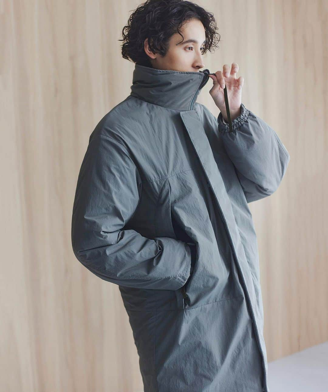 tk.TAKEO KIKUCHIのインスタグラム：「【FEATURE】  WINTER OUTER LOOK  coat(商品番号 170-97106) リバーシブル パデッドロングコート ¥28,600(TAX IN)  詳しくは @tk.takeokikuchi_official  からオフィシャルサイトをチェック！  #tkTAKEOKIKUCHI #tk #takeokikuchi #ティーケータケオキクチ #タケオキクチ #ロングコート #コート #コートコーデ #パデットコート」