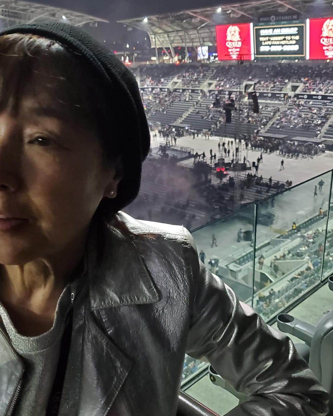 桃井かおりのインスタグラム：「Queen in LA❗❗]凄いよ～‼️感動❗コンサート史上最高だと言いきろう❗これは体感して欲しい、絶対みて！大丈夫来年日本来るって🤣」