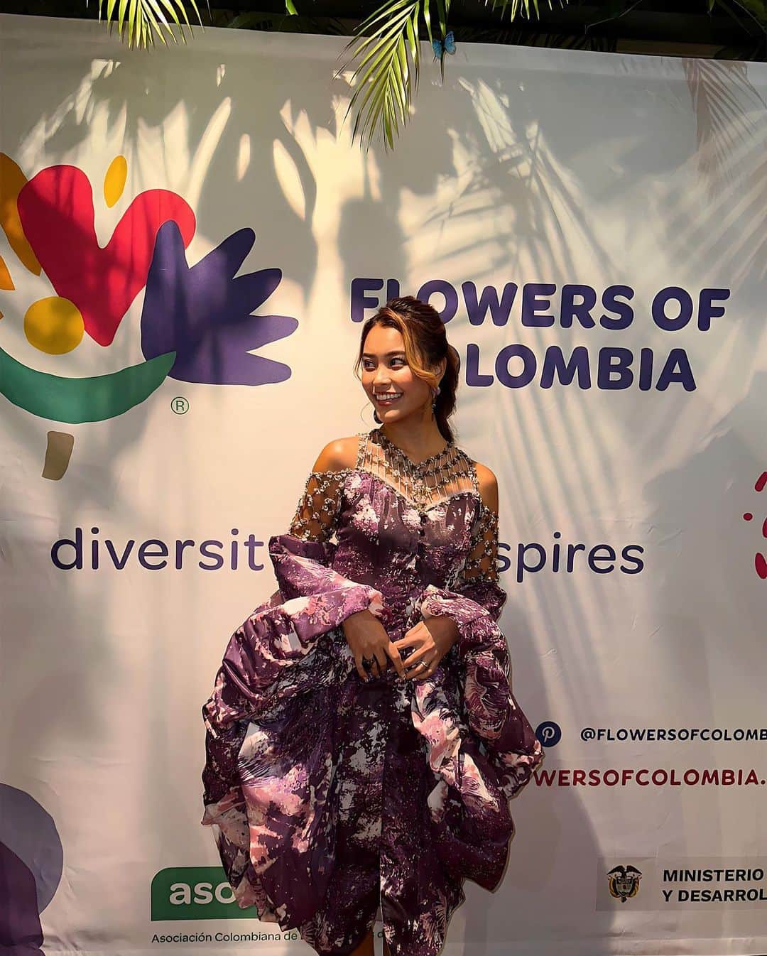 吉井香奈恵さんのインスタグラム写真 - (吉井香奈恵Instagram)「🇨🇴💐  昨日はコロンビア大使館にて行われた "Flower of Colombia"partyに参加させていただきました🌼  日本のお花はコロンビアからの輸入が1番多いそうで 素敵なFrom Colombiaのお花たちと 世界的に活躍されているブランド @zin.kato のお衣装と共に コロンビア料理と演奏を楽しみました💐🪇  いつもお世話になってて大親友の あいかさん @aikafunahashi ご招待ありがとうございます💕  #コロンビア大使館 #コロンビア #花 #colombia #flowers」11月15日 14時50分 - yoshiikanae