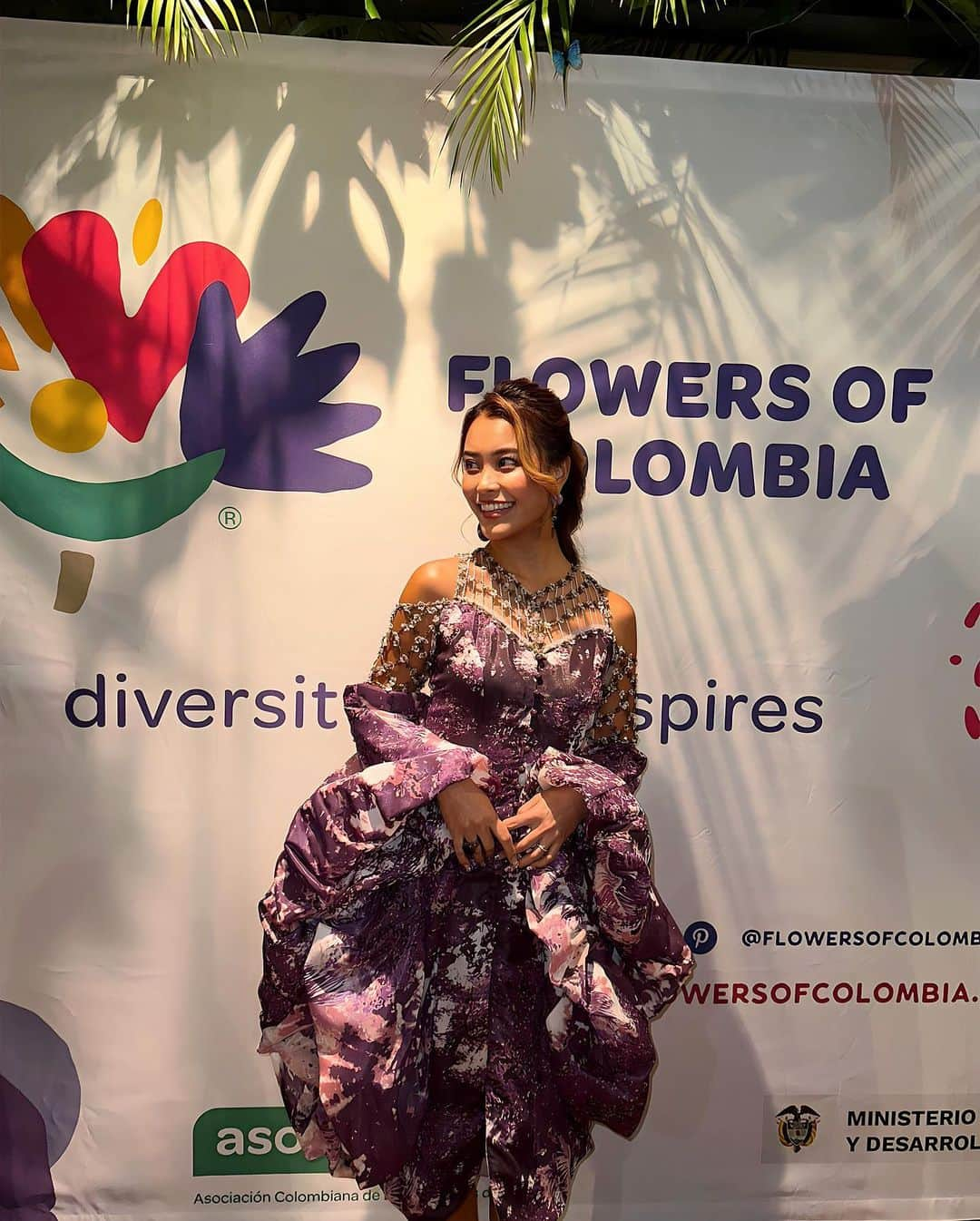 吉井香奈恵のインスタグラム：「🇨🇴💐  昨日はコロンビア大使館にて行われた "Flower of Colombia"partyに参加させていただきました🌼  日本のお花はコロンビアからの輸入が1番多いそうで 素敵なFrom Colombiaのお花たちと 世界的に活躍されているブランド @zin.kato のお衣装と共に コロンビア料理と演奏を楽しみました💐🪇  いつもお世話になってて大親友の あいかさん @aikafunahashi ご招待ありがとうございます💕  #コロンビア大使館 #コロンビア #花 #colombia #flowers」