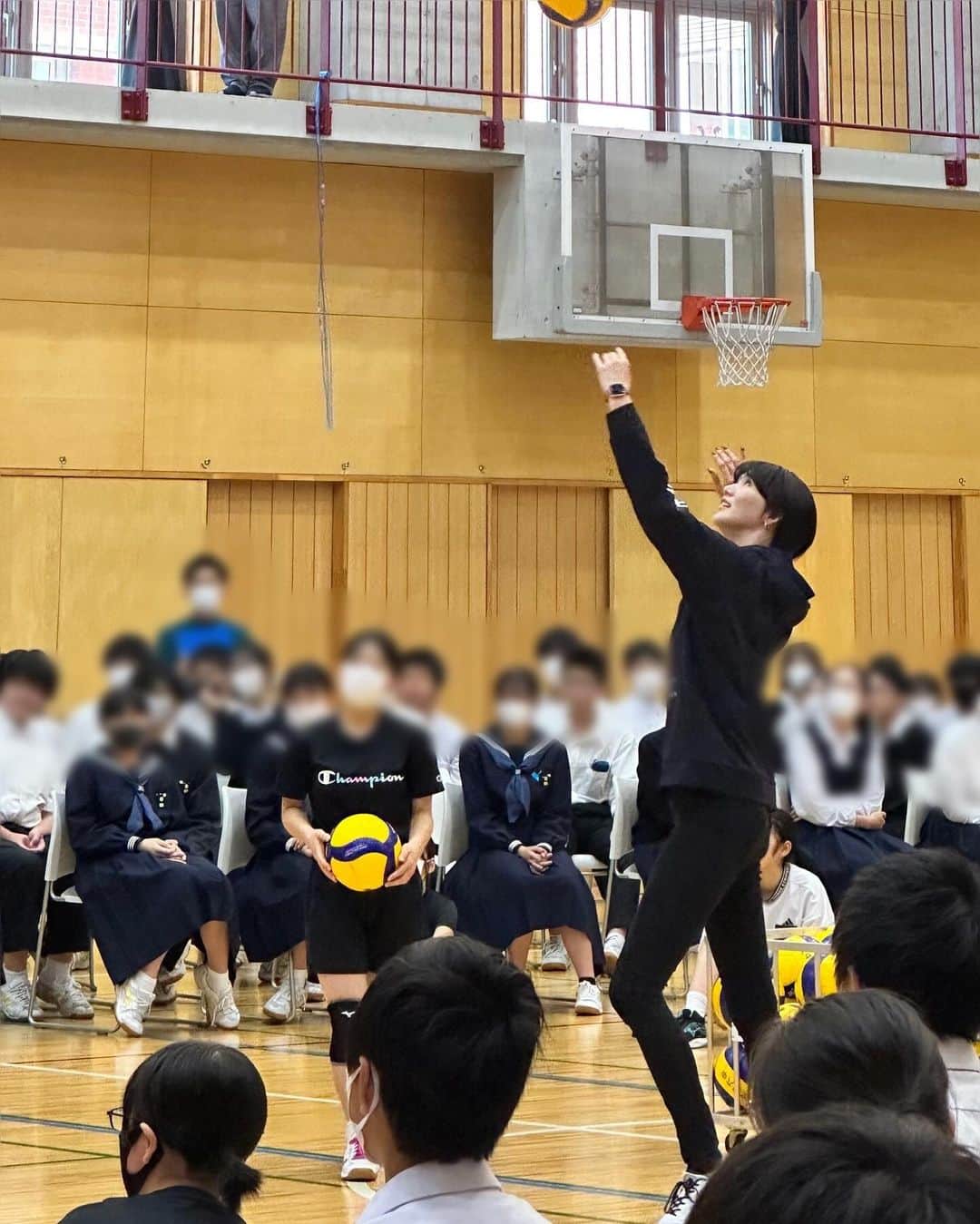 栗原恵のインスタグラム：「. 東京都主催の #笑顔と学びの体験活動プロジェクト   文京区立第六中学校で 講話とバレーボール体験授業をさせていただきました💐  2年生の皆さんが中心となり 企画から進行まで行ってくれました。  私の紹介ビデオまで生徒さんが作ってくださっており 入場前から胸がいっぱいで涙が溢れそうでした✨  このような素晴らしい体験をさせてもらえる毎日に 感謝の思いでいっぱいです。  忘れられない一日になりました。 ありがとうございました！✨」