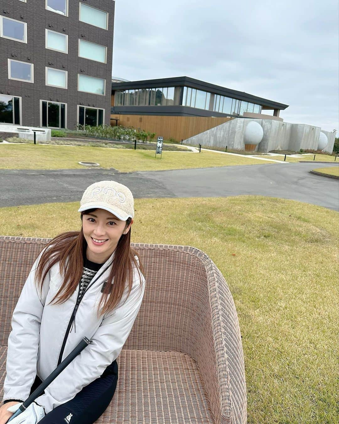 原史奈のインスタグラム：「1日目はどんより☁️ 何より寒かったー🥶 コースはアップダウンが結構ありグリーンも早くて止まらない〜💦 なかなかタフでした😅 ラウンド後は楽しみにしていたサウナ🎵 最っ高でした‼️ ほぼ貸し切り状態でサウナ水風呂整いを楽しめました❤️ 温泉も気持ちよかったー♨️ #theclubgolfvillage #サウナ #最高  #原史奈  #ゴルフ #ゴルフレッスン #ゴルフ練習 #ゴルフ女子 #ゴルフ大好き #golf #ゴルフウエア #ゴルフコーデ #ゴルフグッズ #ゴルフ動画 #ping #g410 #callaway #paradym #paradymmaxfast #even #archivio #アルチビオ #oops #resurrection #briefing #eyevol #cuartounited #instagolf」