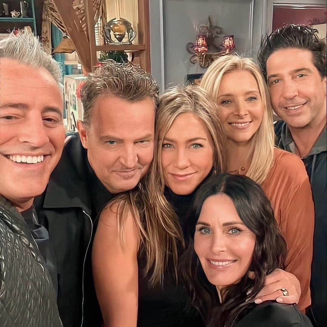 Cosmopolitanのインスタグラム：「Jennifer Aniston, Courteney Cox, Matt LeBlanc, and more #Friends cast members have said goodbye to Matthew Perry in some tear-jerking tributes. See the posts at the link in bio.  #rg @hbomax」