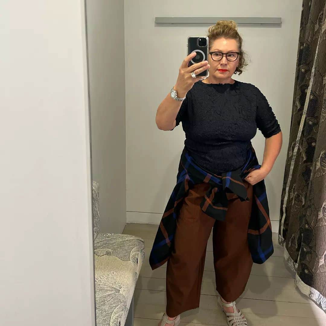 アルファ60のインスタグラム：「Check out our amazing Jo in Perth & her fave looks of the season. Looking stunning Jo, as always 💙   "I love the Kirby Pant, Petra Top & Hilda Oversized Shirt... these colours are amazing — the Petra Top is a new vibe for me because it's fitted but I'm embracing the fit"」