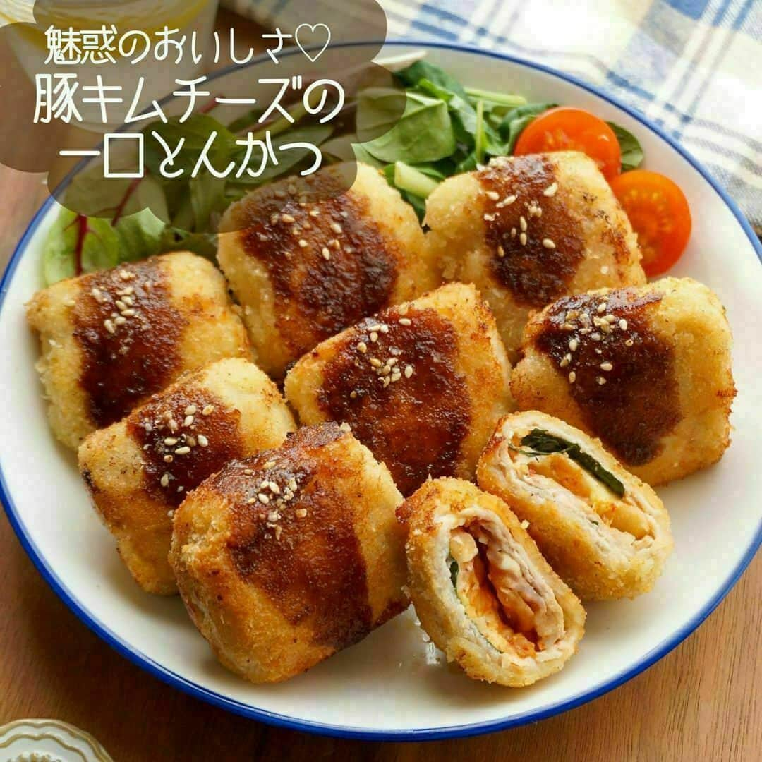 おうちごはん編集部さんのインスタグラム写真 - (おうちごはん編集部Instagram)「【そのまま食べるだけじゃない！ #キムチ のおいしいアレンジ5選】  旨みたっぷりの #キムチ は、そのまま食べるだけじゃなく、料理に活用するのもおすすめ✨食卓のメインになる料理も手軽に作れちゃいますよ😋  しかも栄養豊富だから、美容や健康にうれしい効果も期待できちゃう🙌  毎日の食卓に積極的に取り入れてみてはいかが❓  ------------------  🌶コクうま豚キムチ photo by @tsukicook  🌶きのこたっぷり！キムチ味噌麻婆豆腐 photo by @emi.sake  🌶豚キムチーズの一口とんかつ photo by @chouchou.kitchen  🌶キムチチヂミ photo by @pattie_cooking  🌶納豆とキムチの発酵チャーハン photo by @gucci_fuufu  🔽キムチアレンジのレシピは、おうちごはんの記事でご紹介しているのでぜひチェックしてみてくださいね！ https://ouchi-gohan.jp/848/  ------------------  ◆ #おうちごはんLover を付けて投稿するとおうちごはんの記事やこのアカウント、おうちごはん発信のトレンドリリースなどでご紹介させていただくことがございます。スタッフが毎日楽しくチェックしています♪  ［staff : コノ］ ------------------  #おうちごはんLover #おうちごはんラバー #ouchigohanlover #ouchigohan #おうちごはん #キムチ料理 #キムチアレンジ #発酵 #発酵食品 #韓国料理 #豚キムチ #キムチチヂミ #キムチチャーハン #キムチ炒飯 #おかず #主菜 #メイン料理 #手料理 #手作り料理 #献立 #おうち時間 #暮らし #暮らしを楽しむ」11月15日 6時00分 - ouchigohan.jp