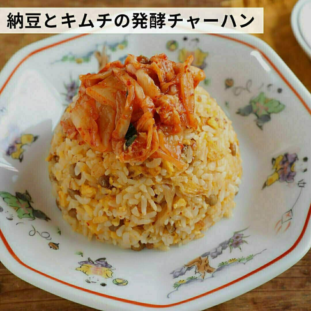 おうちごはん編集部さんのインスタグラム写真 - (おうちごはん編集部Instagram)「【そのまま食べるだけじゃない！ #キムチ のおいしいアレンジ5選】  旨みたっぷりの #キムチ は、そのまま食べるだけじゃなく、料理に活用するのもおすすめ✨食卓のメインになる料理も手軽に作れちゃいますよ😋  しかも栄養豊富だから、美容や健康にうれしい効果も期待できちゃう🙌  毎日の食卓に積極的に取り入れてみてはいかが❓  ------------------  🌶コクうま豚キムチ photo by @tsukicook  🌶きのこたっぷり！キムチ味噌麻婆豆腐 photo by @emi.sake  🌶豚キムチーズの一口とんかつ photo by @chouchou.kitchen  🌶キムチチヂミ photo by @pattie_cooking  🌶納豆とキムチの発酵チャーハン photo by @gucci_fuufu  🔽キムチアレンジのレシピは、おうちごはんの記事でご紹介しているのでぜひチェックしてみてくださいね！ https://ouchi-gohan.jp/848/  ------------------  ◆ #おうちごはんLover を付けて投稿するとおうちごはんの記事やこのアカウント、おうちごはん発信のトレンドリリースなどでご紹介させていただくことがございます。スタッフが毎日楽しくチェックしています♪  ［staff : コノ］ ------------------  #おうちごはんLover #おうちごはんラバー #ouchigohanlover #ouchigohan #おうちごはん #キムチ料理 #キムチアレンジ #発酵 #発酵食品 #韓国料理 #豚キムチ #キムチチヂミ #キムチチャーハン #キムチ炒飯 #おかず #主菜 #メイン料理 #手料理 #手作り料理 #献立 #おうち時間 #暮らし #暮らしを楽しむ」11月15日 6時00分 - ouchigohan.jp