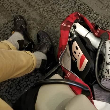 ポールフランクのインスタグラム：「what's in @missjalexander's bag ? 🙈」