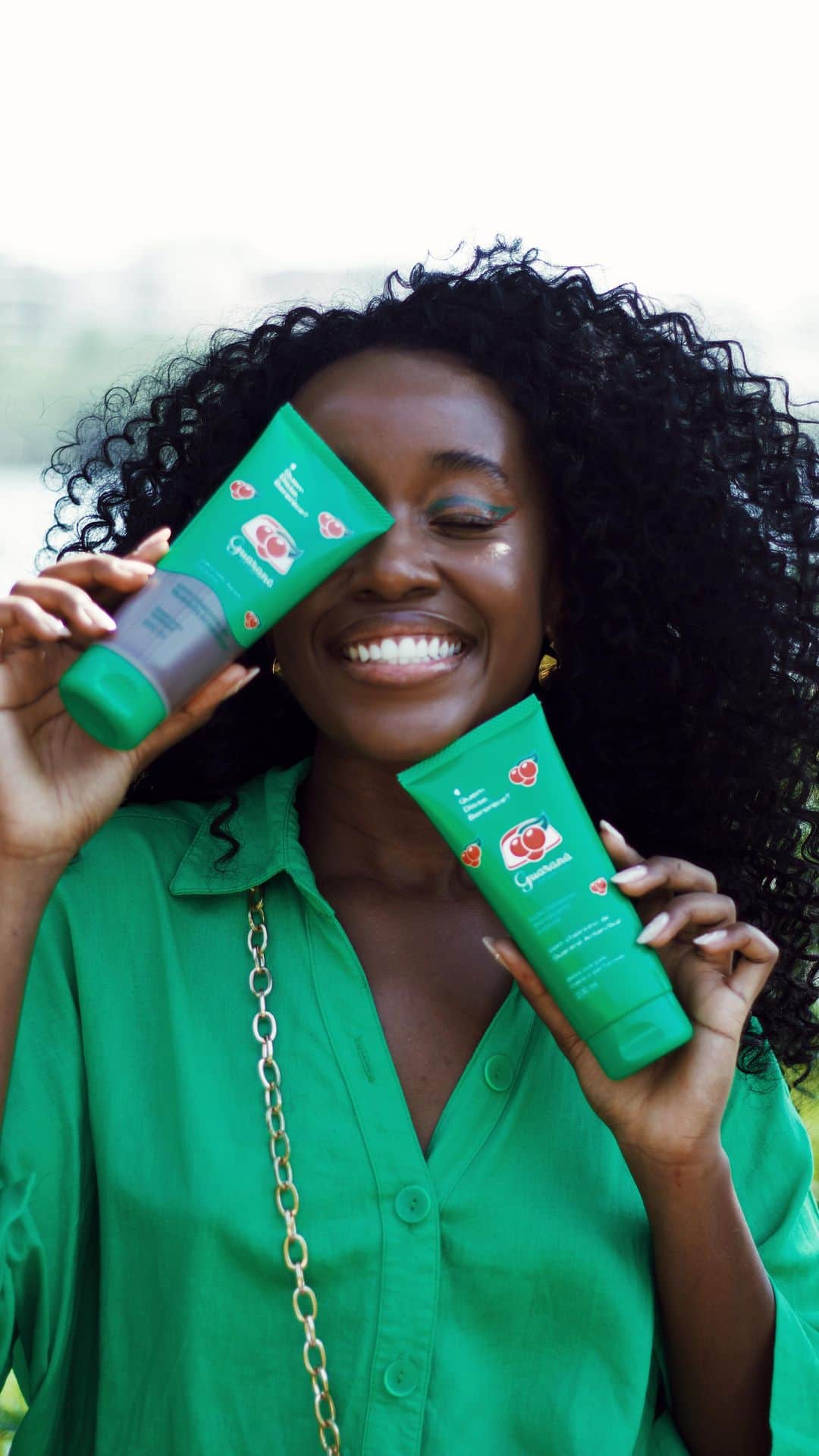 quem disse, berenice?のインスタグラム：「o que é brasilidade pra você?  pra @bealopesoficial é um mix de sabores, sorrisos, cheiros, sensações, texturas e personalidade. e nada é mais brasileiro que a minha collab com @guaranaantarctica.  juntos, trouxemos toda a nossa personalidade em uma linha incrível com: Iluminador corporal, lápis de olho nas cores vermelho e verde ultra pigmentados, blush que reage ao PH da pele, hidratante, sabonete líquido e o favorito da Bea: o gloss!  todos com o nosso jeitinho e cheirinho inspirado no Guaraná Antárctica.  que delícia né? eu amei e vocês? comenta aqui! vem junto com a gente exaltar essa brasilidade que há em nós! #QDBGuarana  #PraTodosVerem: o post é um vídeo da influenciadora Bea Lopes apresentando a nova collab de Quem Disse, Berenice? e Guaraná e falando sobre o que é brasilidade para ela. Fim da descrição.」