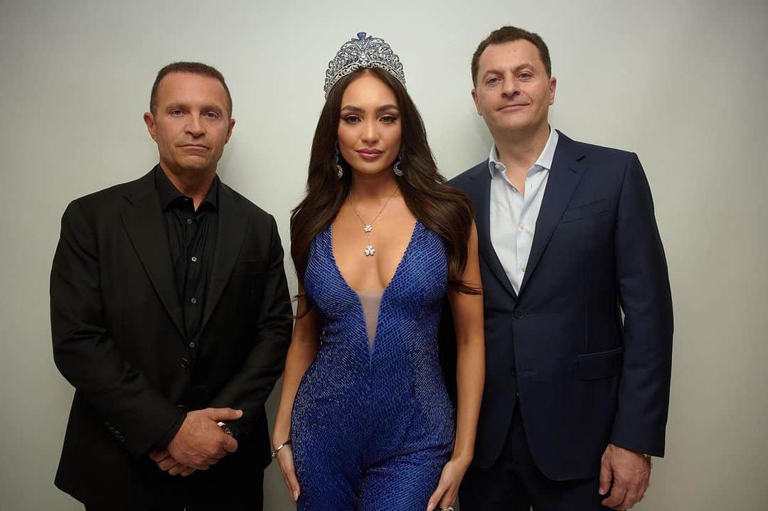 イリス・ミトゥネールのインスタグラム：「Mouawad crafted an extraordinary evening for our 72nd MISS UNIVERSE Competition Delegates 💎👑  The @mouawad Legacy Showcase included a presentation on the history and legacy of Mouawad, an opportunity to try on Mouawad Jewelry, and an inspirational roundtable discussion about the delegates advocacies as expressed in the Voice for Change initiative powered by CI Talks. The delegates had the opportunity to share their cause and bolster each others dedication to being Forces for Good with advice and encouragement.   #ad #ForceForGood #72ndMissUniverse #mouawad #craftingtheextraordinary #citalks #voiceforchange」