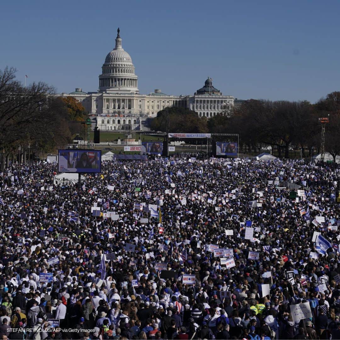 ABC Newsのインスタグラム：「Thousands of demonstrators from across the country gathered in Washington D.C. on Tuesday to support Israel amid the war with Hamas in the Gaza Strip.  The "March for Israel" — a rally on the National Mall rather than a march — was organized by the Jewish Federations of North America to "show solidarity and support for Israel and the Israeli People," according to a permit filed with the National Park Service.  A bipartisan slate of lawmakers who addressed the crowd also called for the release of hostages.  Read more at link in bio.」