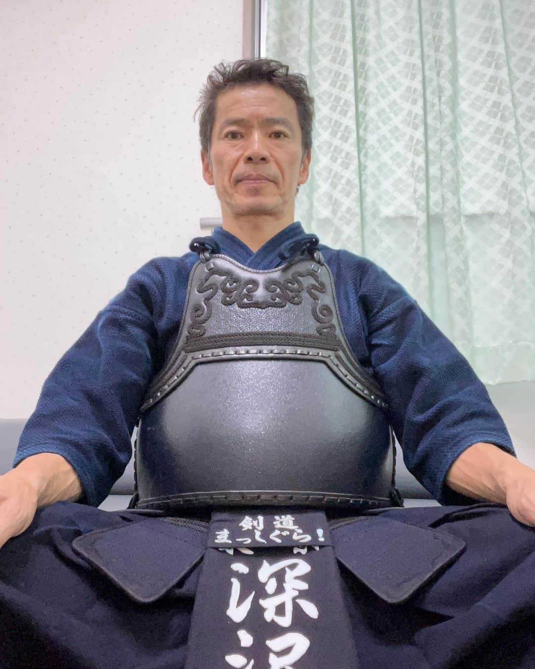 深沢邦之さんのインスタグラム写真 - (深沢邦之Instagram)「試合に 参加させて頂きました👍 垂れネームを 見てもらうと？！ 2枚目 そうなんですよ  【剣道まっしぐら】  として参加しました😁 リーダーに声を 掛けてもらって 情報系企業剣道大会に 団体戦のメンバーとして 参加させて貰いました😁 そしてなんと リーダーが急遽 参加出来なくなり😅 僕が大将で出る⁉️ 強いから 上手いから 安心感があるから という理由ではなく❗️  年齢的に🤣 年齢が大将レベル😱  3枚目 登山の方は ついに燕岳山頂へ❣️ #深沢邦之チャンネル  で検索してください YouTubeに動画を 上げていますので 北アルプスの玄関口の 燕岳の山頂からの 景色を是非❗️ あなたに非日常を 届けます👍 高評価 チャンネル登録 宜しくお願いします🙇‍♀️ #深沢邦之 #深沢邦之チャンネル #剣道 #剣道まっしぐら #情報系企業剣道大会 #登山 #日本百名山 #北アルプス #燕岳 #燕山荘  #登頂 #山頂からの景色  　　ふかふかチャオ」11月15日 6時14分 - fukasawakuniyuki