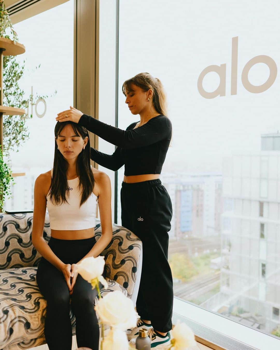 ALO Yogaさんのインスタグラム写真 - (ALO YogaInstagram)「London, we’ve arrived 🇬🇧 Join us IRL this weekend for our grand opening of our newest alo sanctuary, 11/17-11/19! 33 King’s Road, London SW34LX.」11月15日 6時22分 - aloyoga