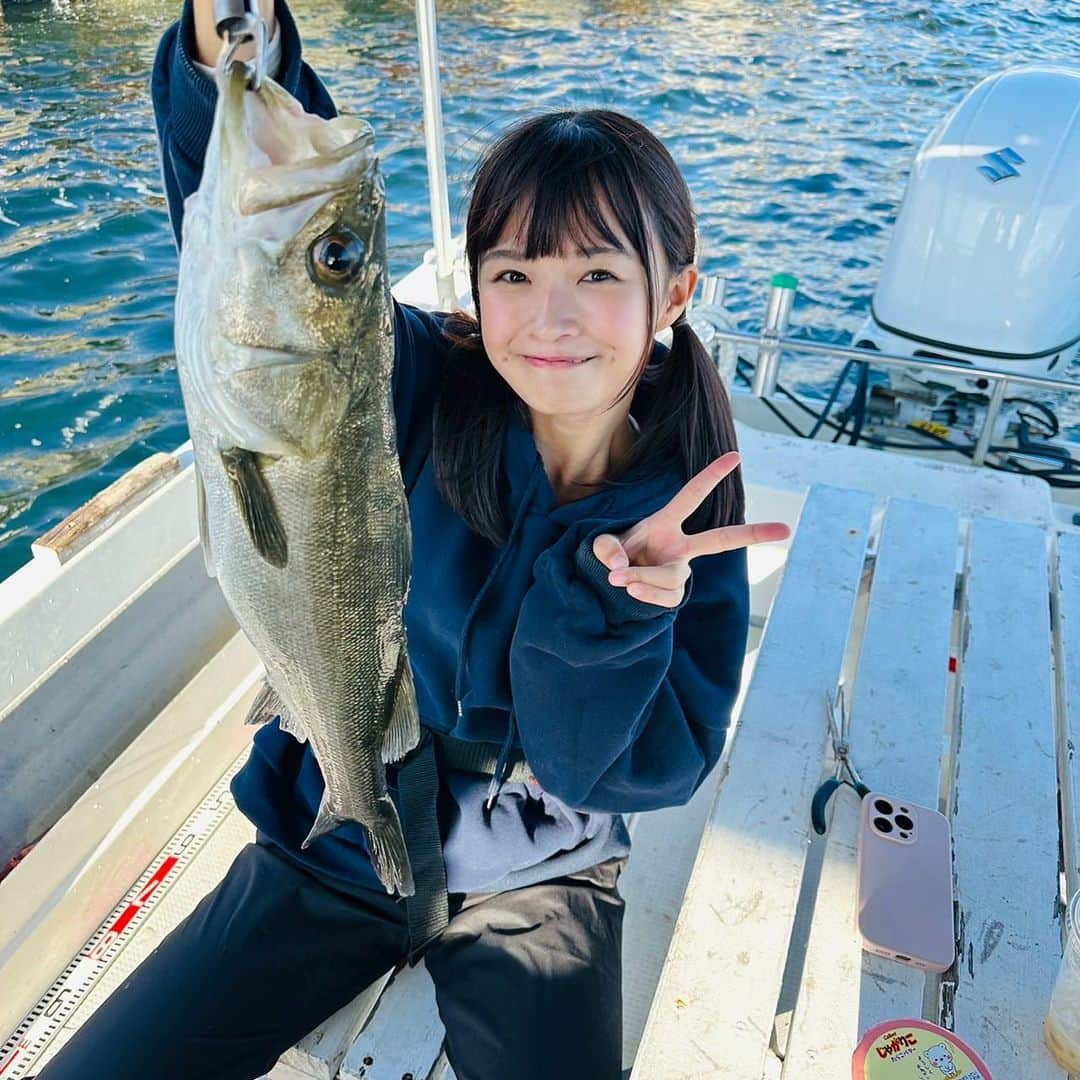 百川晴香のインスタグラム：「昨日は久々の釣りでテンションぶち上がりました🤭 シーバスみるとテンション上がるよね❤️❤️❤️  アジもいっぱいつれましたぁ〜🥰   #japanesegirl #idol #釣り #釣りガール #アイドル」