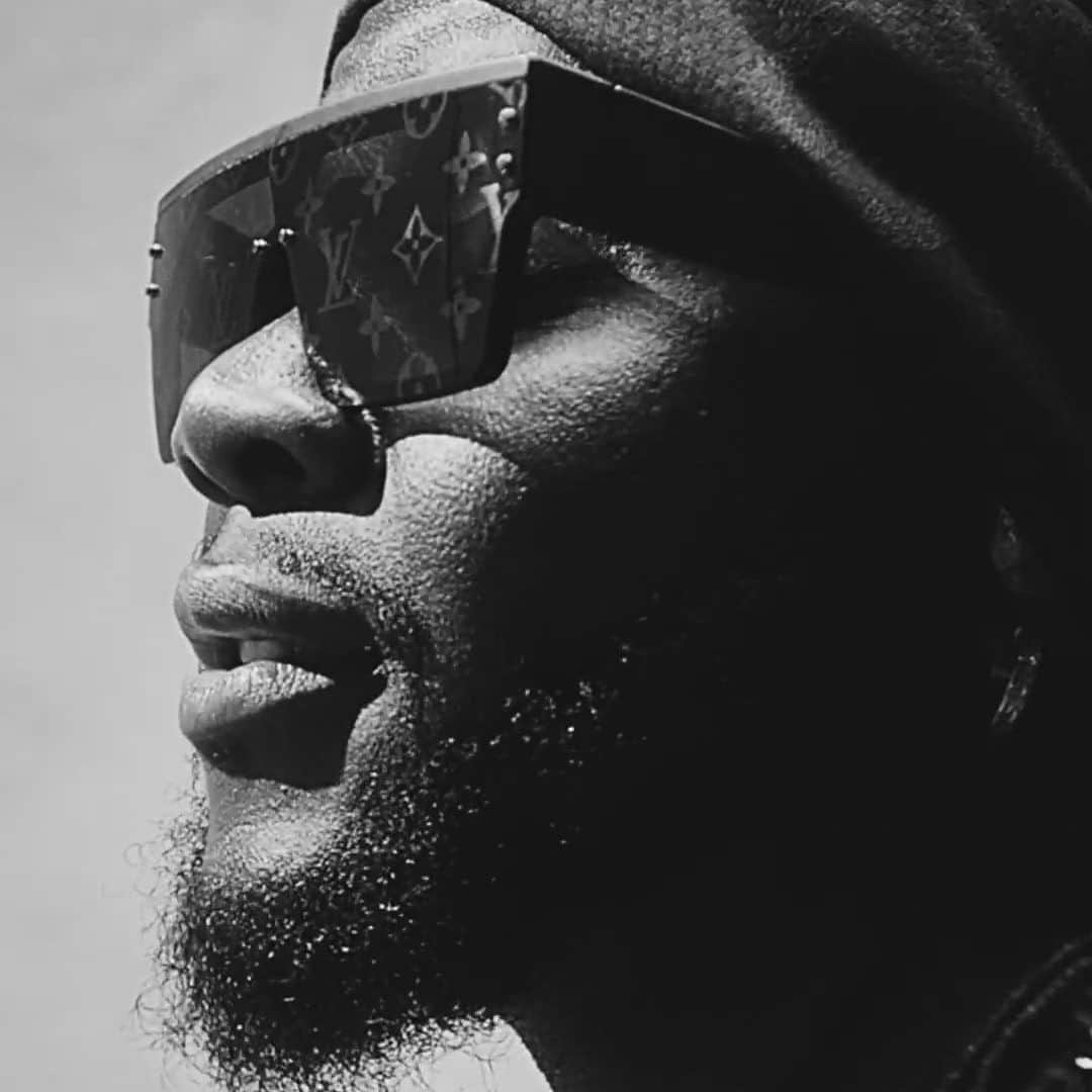 Vevoのインスタグラム：「"I am doing me and crafting a sound that will stand the test of time," says @KizzDaniel about his aptly-titled 'Maverick' album. Watch the Nigerian superstar's ctrl performances of "My G" and "Anchovy" now. ⠀⠀⠀⠀⠀⠀⠀⠀⠀ ▶️ [Link in bio]」