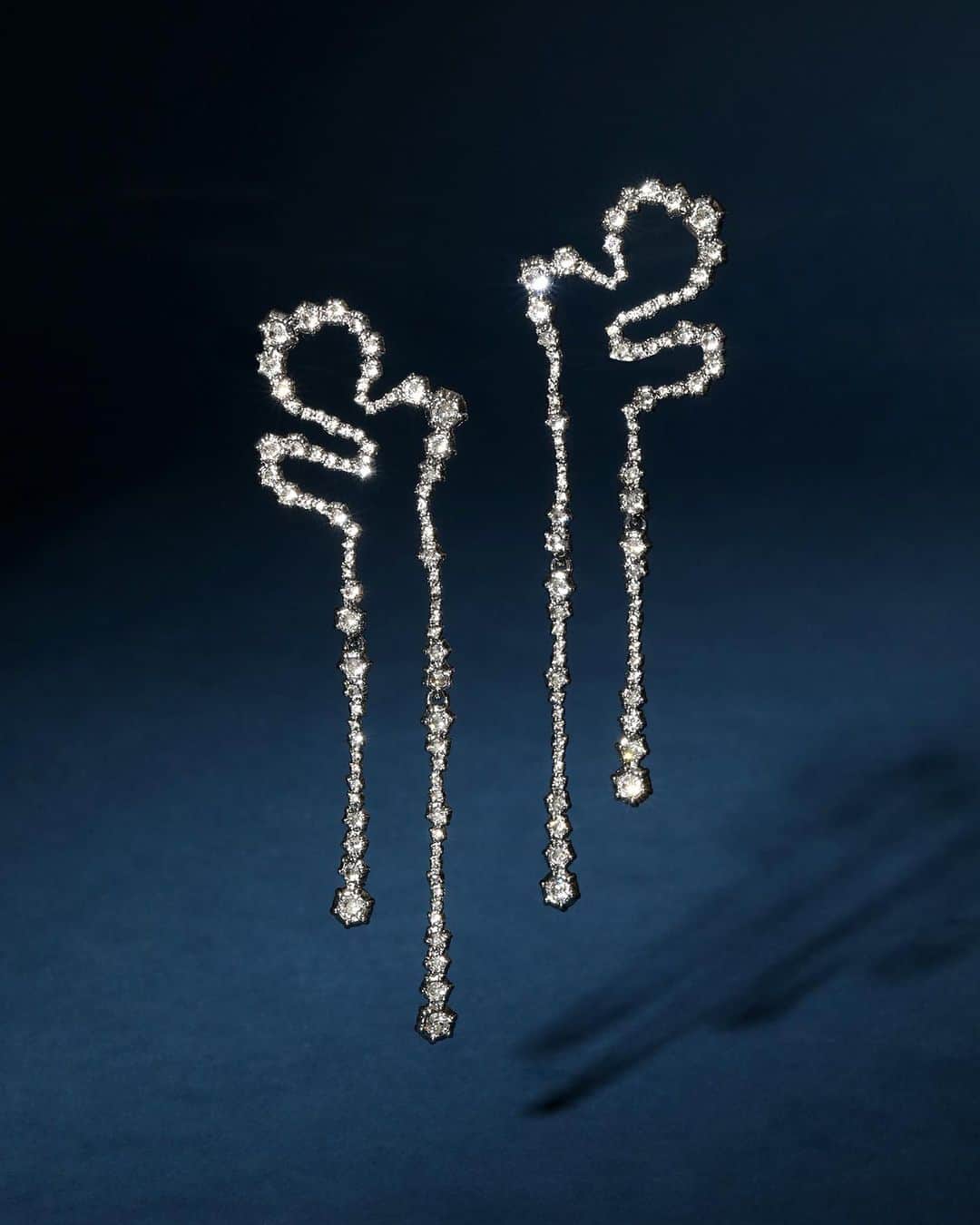 アレクシスビッターのインスタグラム：「Introducing the new wave chandelier.」