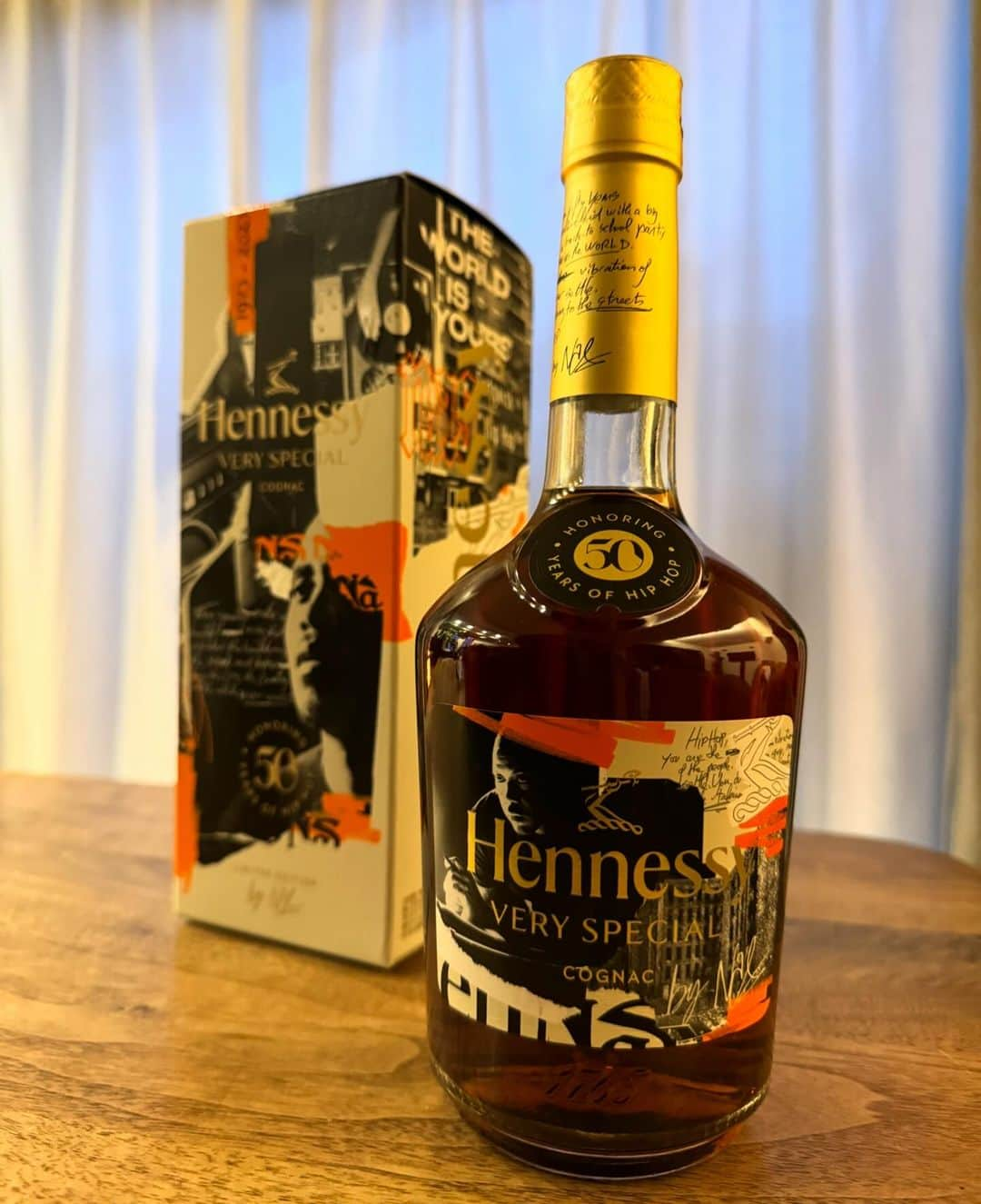 MUROのインスタグラム：「おはようございます〜☁️ @hennessy @hennessyus  #hennessy #hennessyvs  #hennessynas #giftedbyhennessy #hiphop50 #nas #worldisyours  #peterock #illmatic #veryspecial」