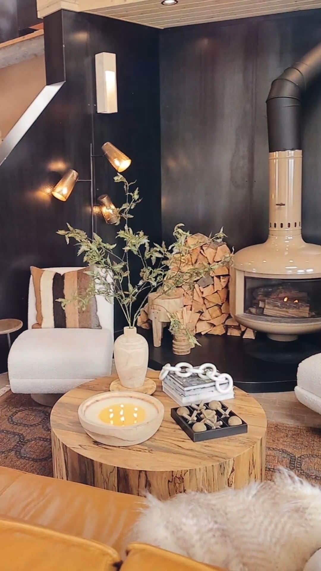 HGTVのインスタグラム：「Need renovation motivation? Look no further than your surroundings! Catch an all-new #BuildingRoots tonight at 9|8c (for even more motivation) ✨⛰️🛠️」