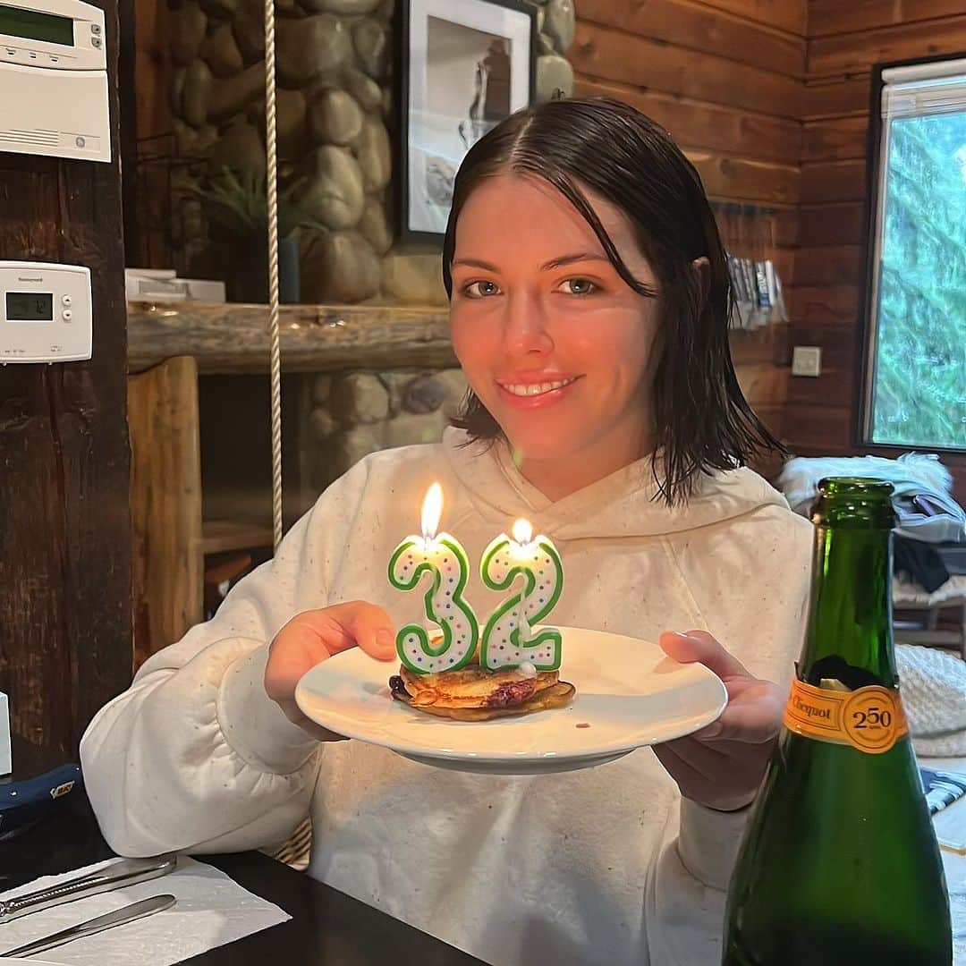アドリアナ・チェチックさんのインスタグラム写真 - (アドリアナ・チェチックInstagram)「Spent my 32nd birthday on a road trip to Washington. I stopped in Napa for a hot air balloon ride. Up to the redwoods to hike with my dogs. Then to the Cascades. Before losing God Dog I had always wanted to take him to the top of three peaks. So when I broke my back I told my dog Pork I will walk and we will take that hike for your brother. Little did I know I would also be extending my family with two more pups. This is the first year as an adult I went and did nothing but relax for my birthday. The last two years have been some of the hardest of my life. After breaking my back I mourned not only my dogs death but the end of a 9 year relationship that was toxic. I was blessed to have the time sitting in bed while healing to learn how much I needed to work on myself. Growing up with no real family and SA had pushed me into adult performing. While I have enjoyed it I went 10 years never even saying my own name or hearing ppl around me use anything but my stage name. I forced my real persona to hide under a character. While I am still working on healing my trauma and learning to separate myself from “Adriana” it has been a hard but beautiful journey to reconnecting with who I am. I’m proud of myself for turning my darkest times into my biggest lessons. I struggle everyday with back pain and emotion. However I know my strength and I welcome this next year with fight in my body and love in my heart. Here’s to growing and aging. Sending love to anyone who feels hopeless, lost or alone. Know it won’t always be so and you can be your own savor. 🥰❤️」11月15日 6時34分 - bratnasty69