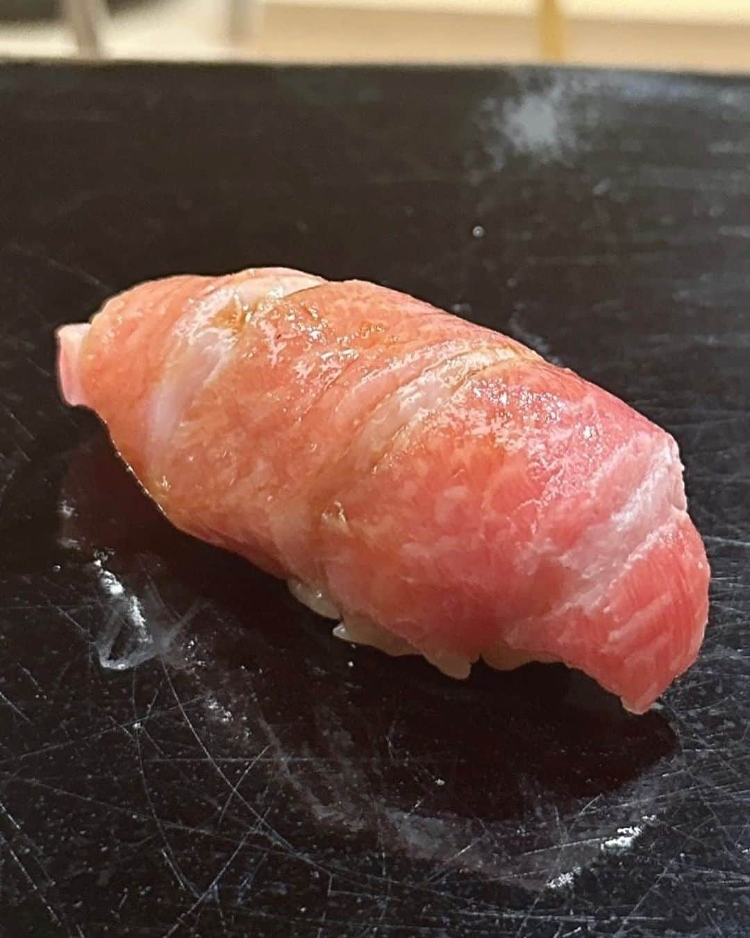 箕輪玖美さんのインスタグラム写真 - (箕輪玖美Instagram)「日本橋 蛎殻町 すぎた🍣 ・ ・ 中々予約が取れない鮨の名店へ、予約を取って頂けたので待望の訪問✨ ・ ・ 正統派の江戸前鮨を堪能して来ました✨ お鮨大好き💕 美味しゅうございました😊  #蛎殻町すぎた #すぎた #江戸前鮨 #お鮨  #お鮨好きな人と繋がりたい #日本橋グルメ #instagourmet #sushi #japanesefood #ご馳走様でした #口福 #食いしん坊 #アラフィフ女子 #箕輪玖美」11月15日 6時34分 - kumi.111