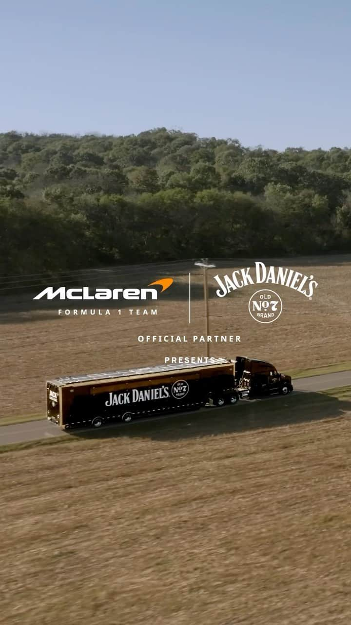 ジャックダニエルのインスタグラム：「There’s something new leaving the gates of The Jack Daniel Distillery. @landonorris and @oscarpiastri take the wheel of something a bit different to deliver some Tennessee charm to the #LasVegasGP ahead of this weekend.   @mclaren #MakeItCount Never Drink and Drive」