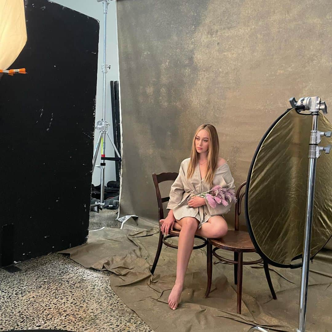 アリシア・デブナム・キャリーさんのインスタグラム写真 - (アリシア・デブナム・キャリーInstagram)「I’ve been sitting on something really special to me for the last 6 months but we’re back and I’m so excited to finally share #thelostflowersofalicehart with you. I’m beyond proud of this project and all the people who brought it to life. Being able to return to my home country, reconnect with our environment, speak in my accent and play with some of Australia’s best breathed so much life into me. This show is beautiful, heartbreaking and powerful. It’s on @primevideoaunz now so please go check it out!   Thank you to @glendyn_ivin who is a masterful director and @samchippy who captured the most cinematic beauty.  To the powerhouse actors, especially all the women who brought these incredible characters to life. #sigourneyweaver @alylabrowne @leahpurcell @asherkeddieofficial  @frankieadams @tildac_h_ ❤️   To all of the extraordinary crew who worked in the most challenging conditions! legends.  Thank you to @madeupstories for giving this a platform and to @hollygoeslightly who trusted part of her soul with all of us.   Flowers and heart flames forever.  🌸❤️‍🔥」11月15日 6時39分 - alyciajasmin